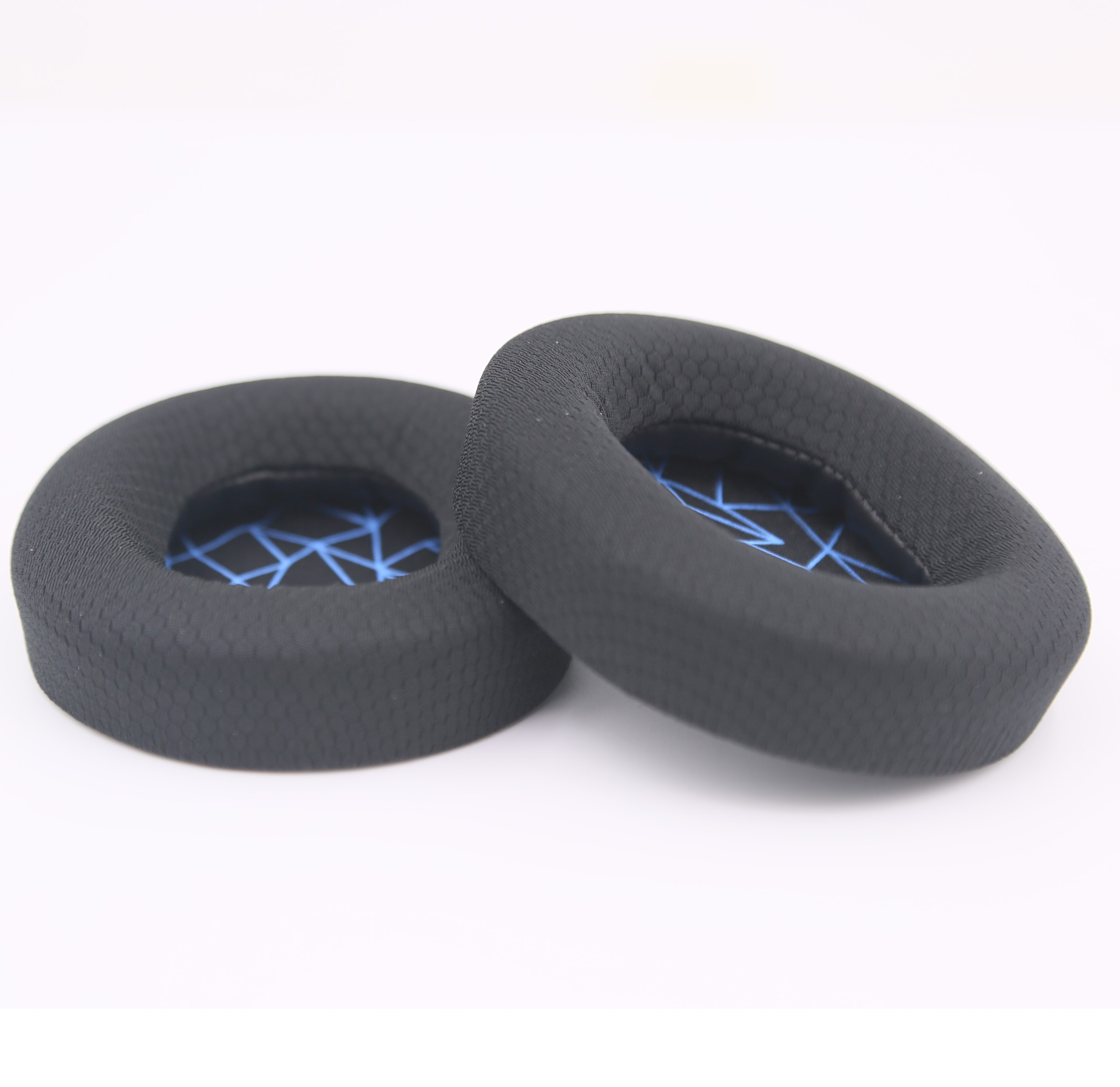Set zwarte oorkussens voor koptelefoons, met een blauw patroon binnenin.