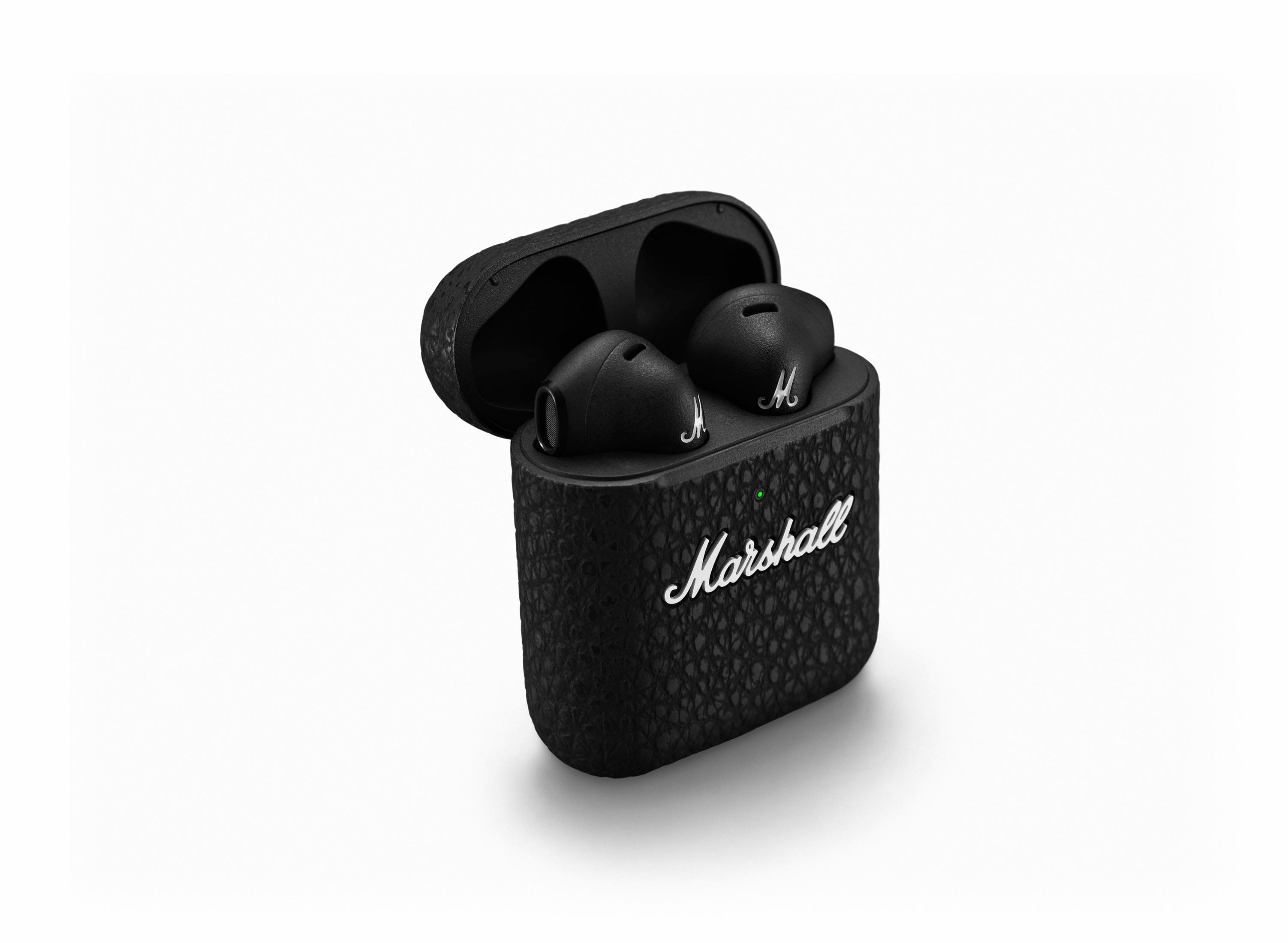 Auriculares Marshall negros dentro de su estuche de carga negro abierto.