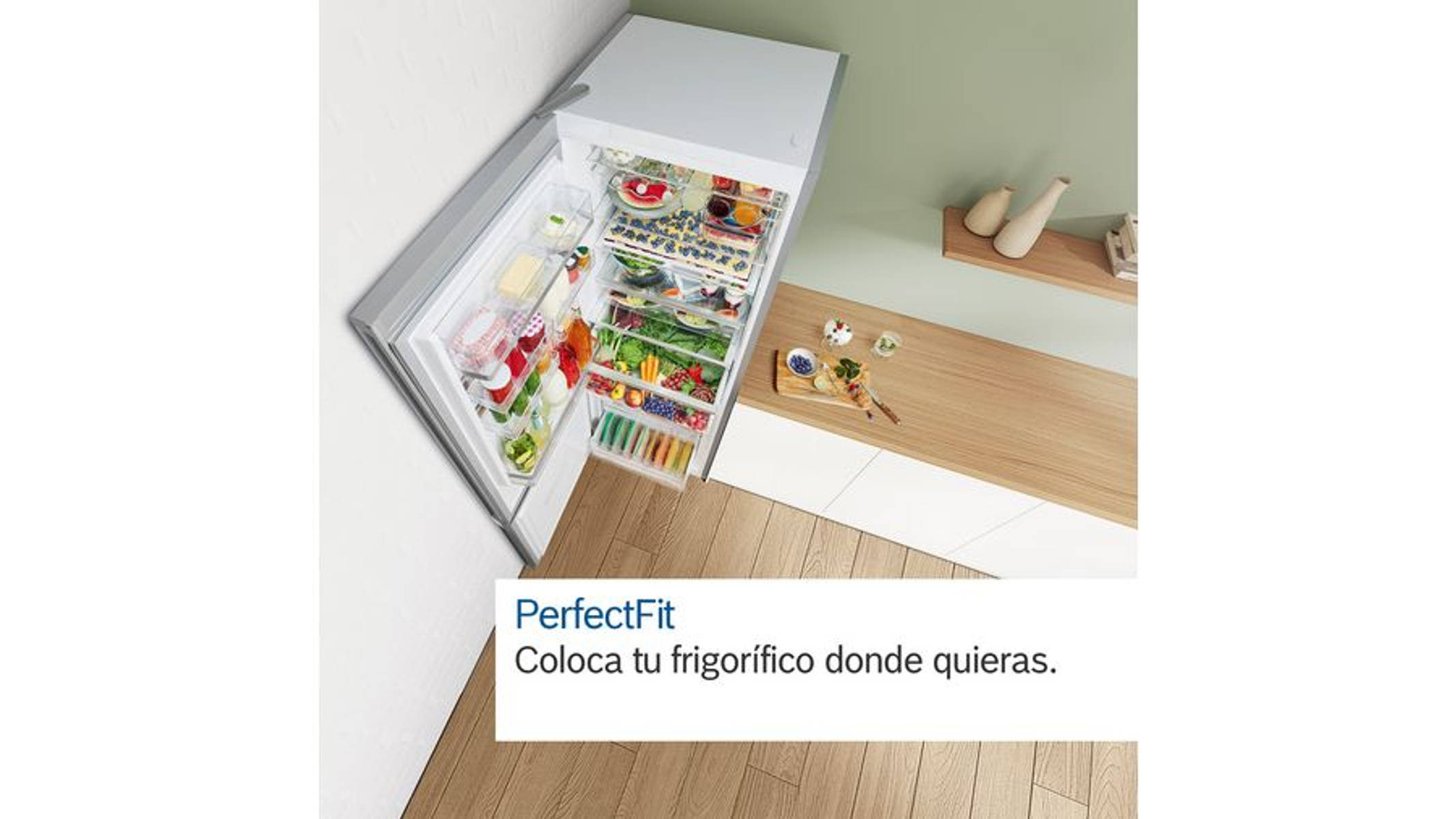 Wnętrze lodówki z różnymi produktami spożywczymi w szufladach i na półkach. Tekst: 'PerfectFit'.