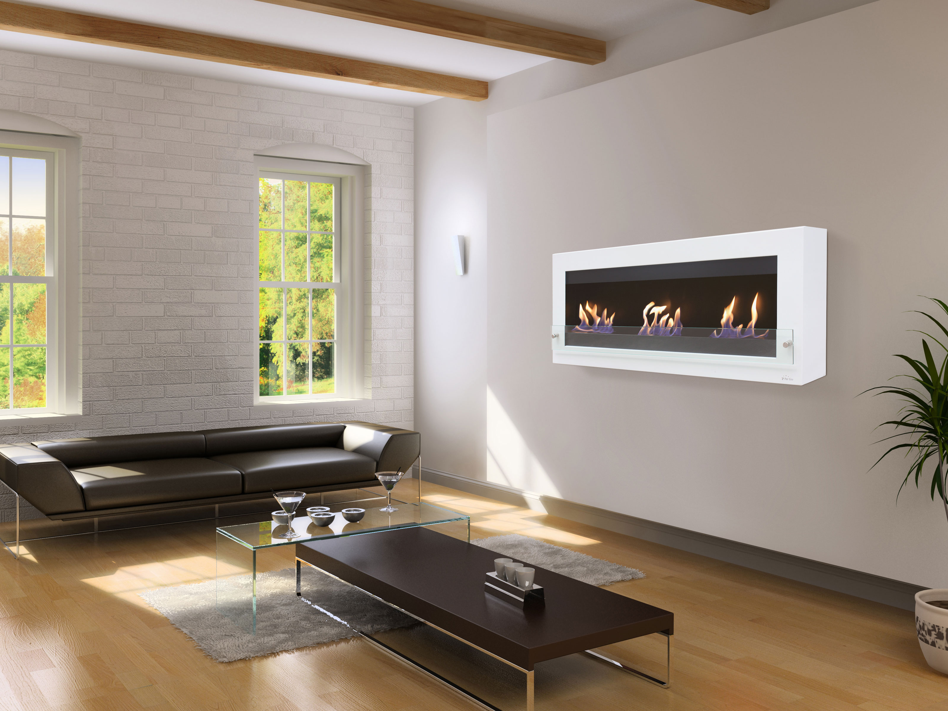 Ein Wohnzimmer mit einem weißen Kamin, einem schwarzen Ledersofa und einem Glastisch.