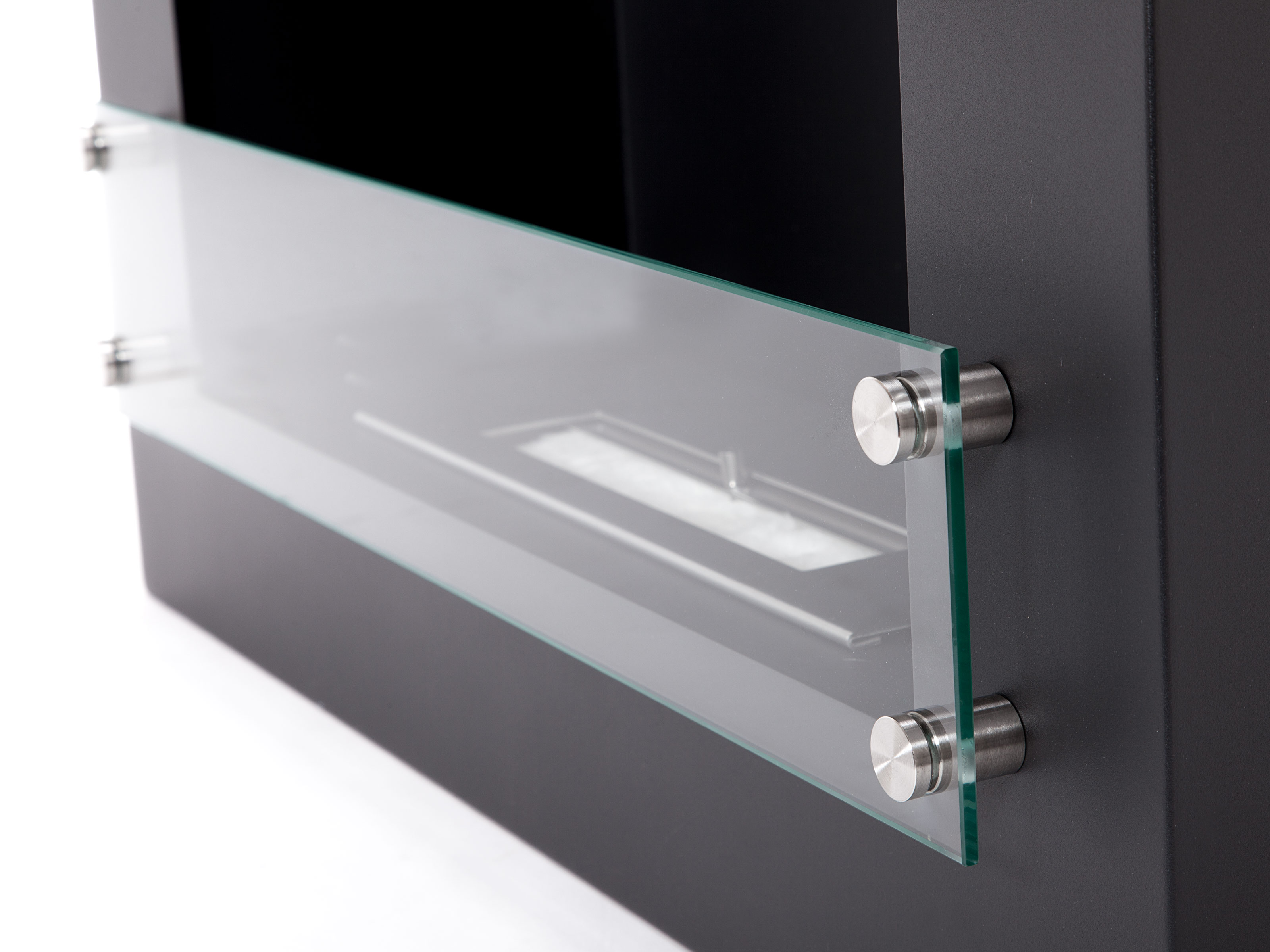 Ein schwarzer Kamin mit Glasfront. Er ist an einer weißen Wand montiert und hat ein modernes Design.