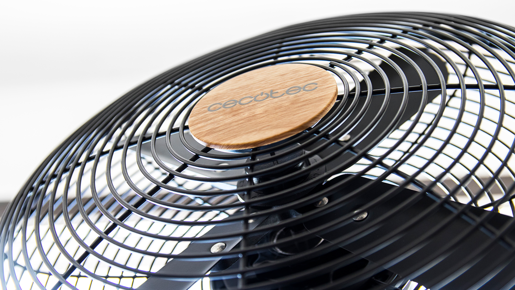 Zbliżenie czarnego wentylatora z drewnianym środkiem i logo marki.