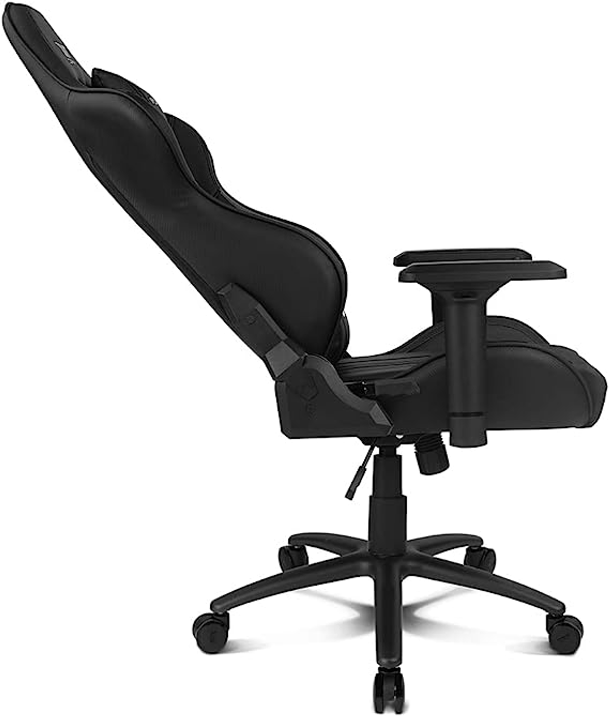 Schwarzer Gaming-Stuhl. Seitenansicht. Hoher Rücken, Armlehnen und Räder. Schwarze Basis und Sitz.