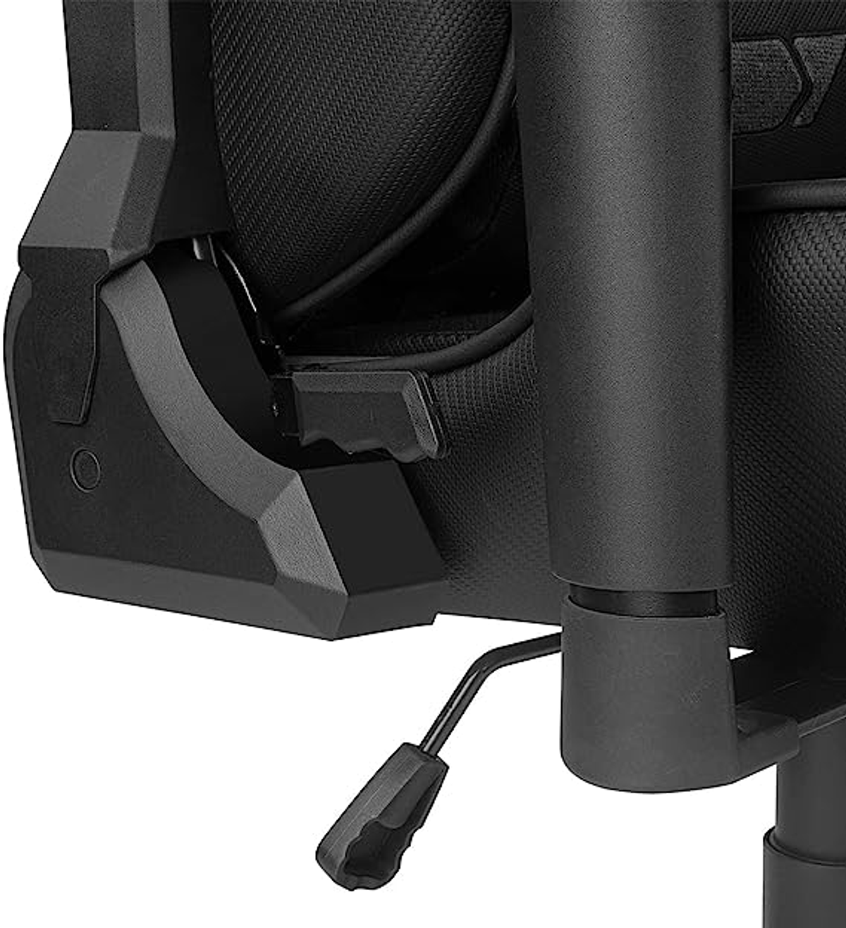 Nahaufnahme des Mechanismus eines schwarzen Gaming-Stuhls. Zeigt Hebel und den schwarzen Stoff des Stuhls.