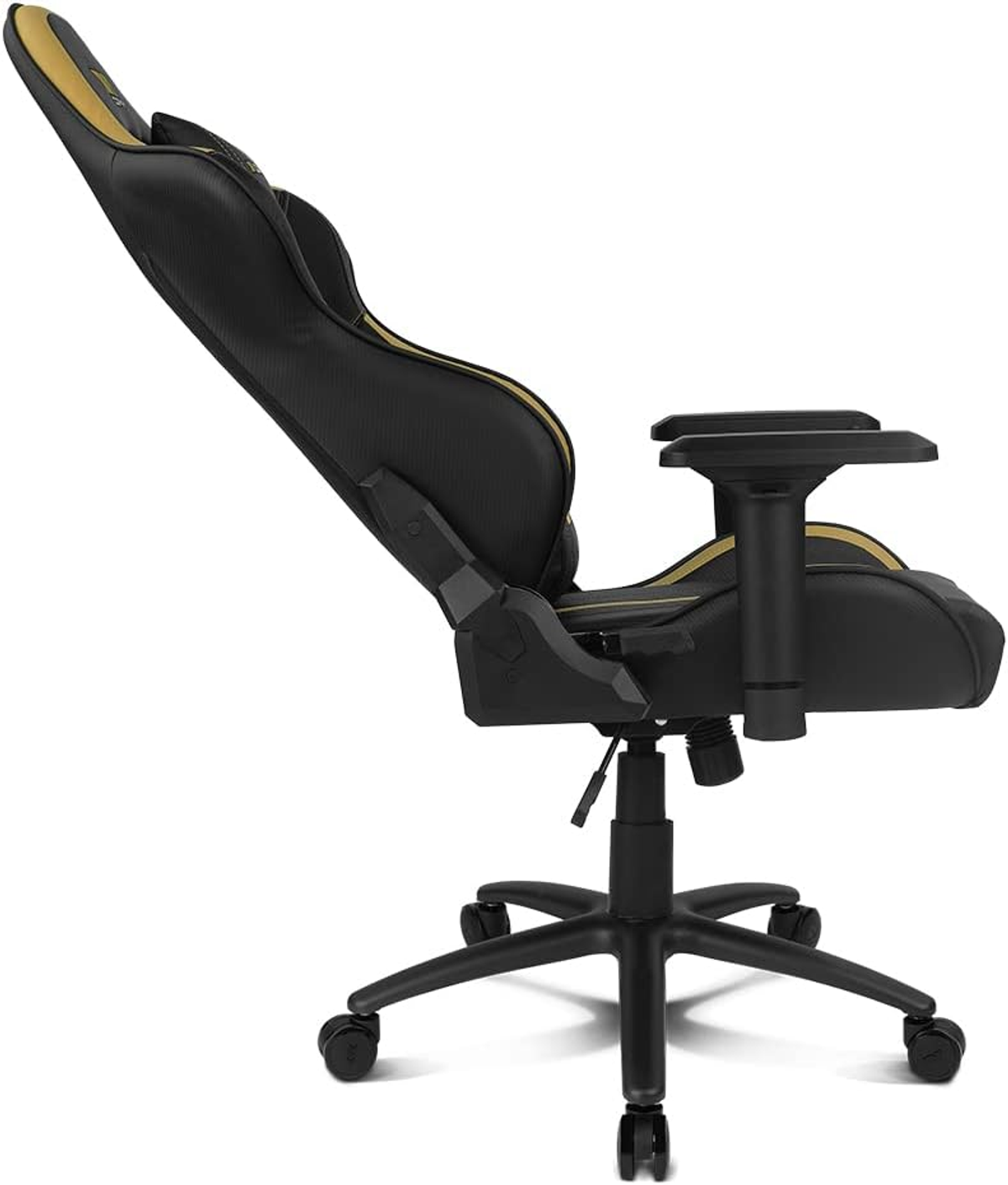 Schwarzer und goldener Gaming-Stuhl. Er hat eine hohe Rückenlehne, Armlehnen und ein Fünf-Sterne-Gestell mit Rädern.