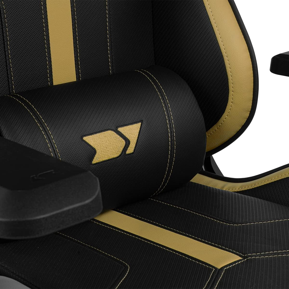Schwarz-goldener Gaming-Stuhl, Nahaufnahme der Kopfstütze und Armlehne.