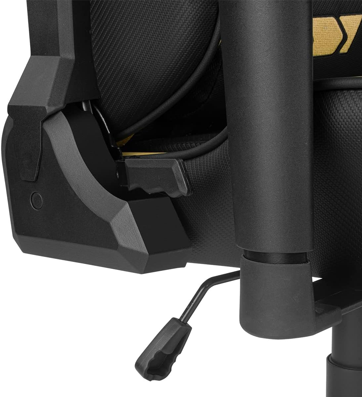 Nahaufnahme der Armlehne und des Hebels eines Gaming-Stuhls. Der Stuhl ist schwarz mit gelben Akzenten.