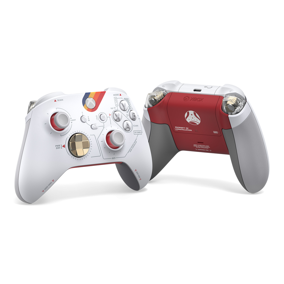 Zwei Xbox-Controller. Einer weiß mit bunten Knöpfen, einer rot mit grauen Akzenten, beide angewinkelt.