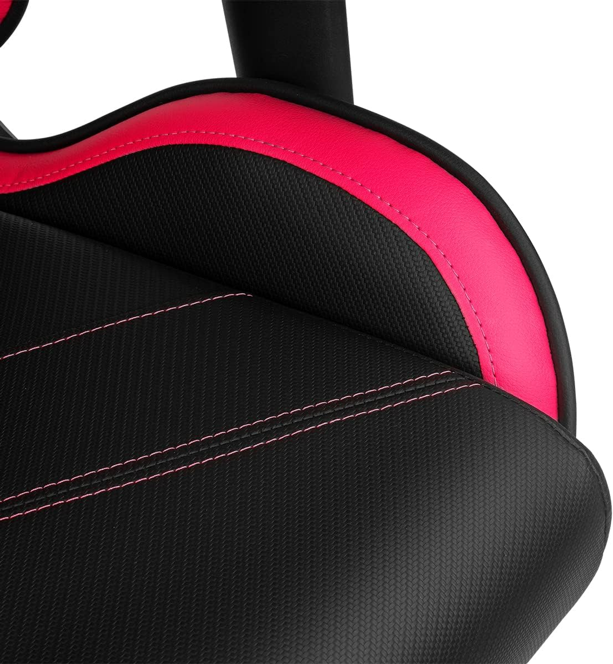 Primer plano de una silla de gaming negra con detalles de costuras rosas.
