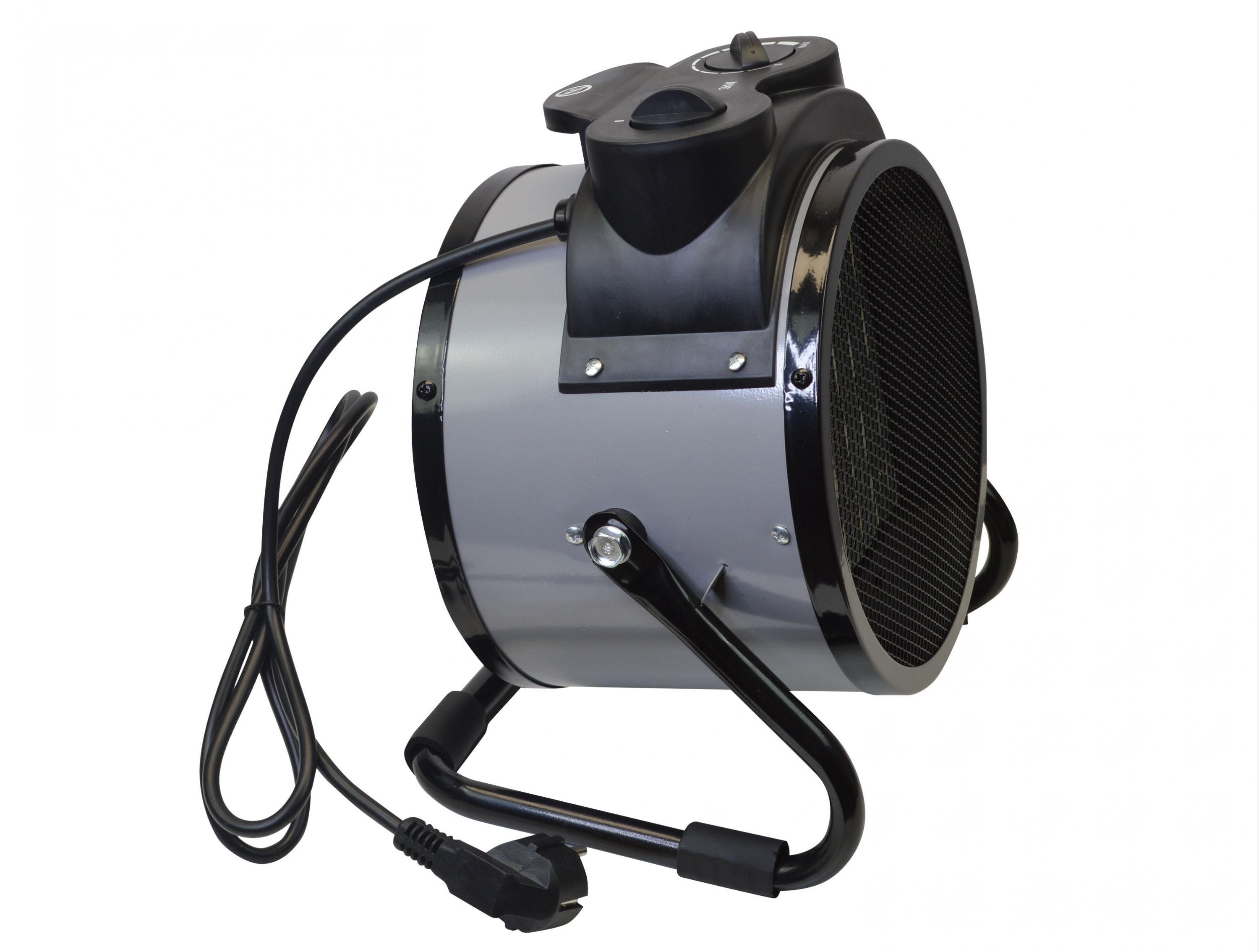 Calentador eléctrico de ventilador gris y negro. Tiene un asa y un cable de alimentación con enchufe.