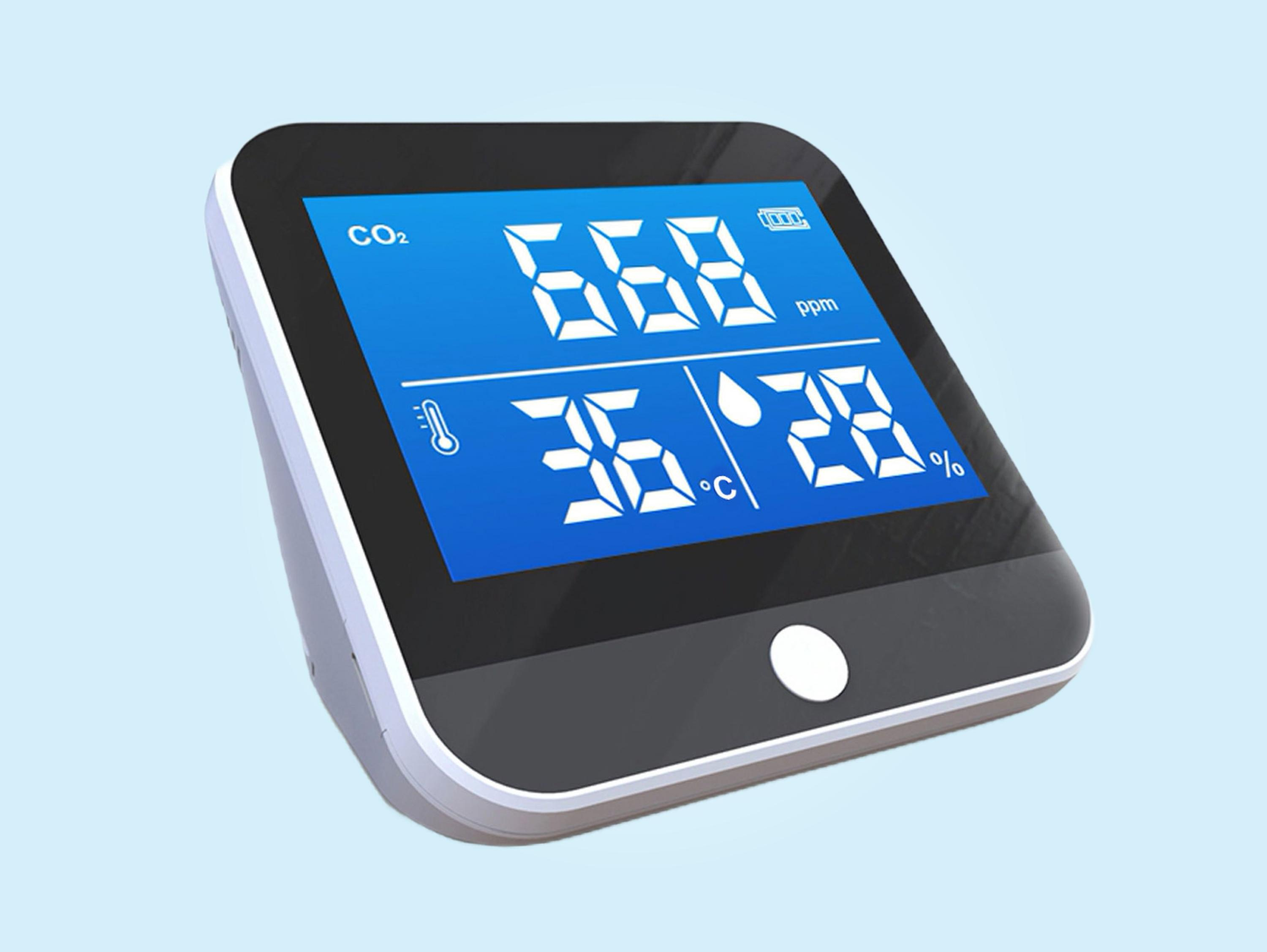 Digitaler Luftqualitätsmonitor mit Messwerten auf blauem Hintergrund.