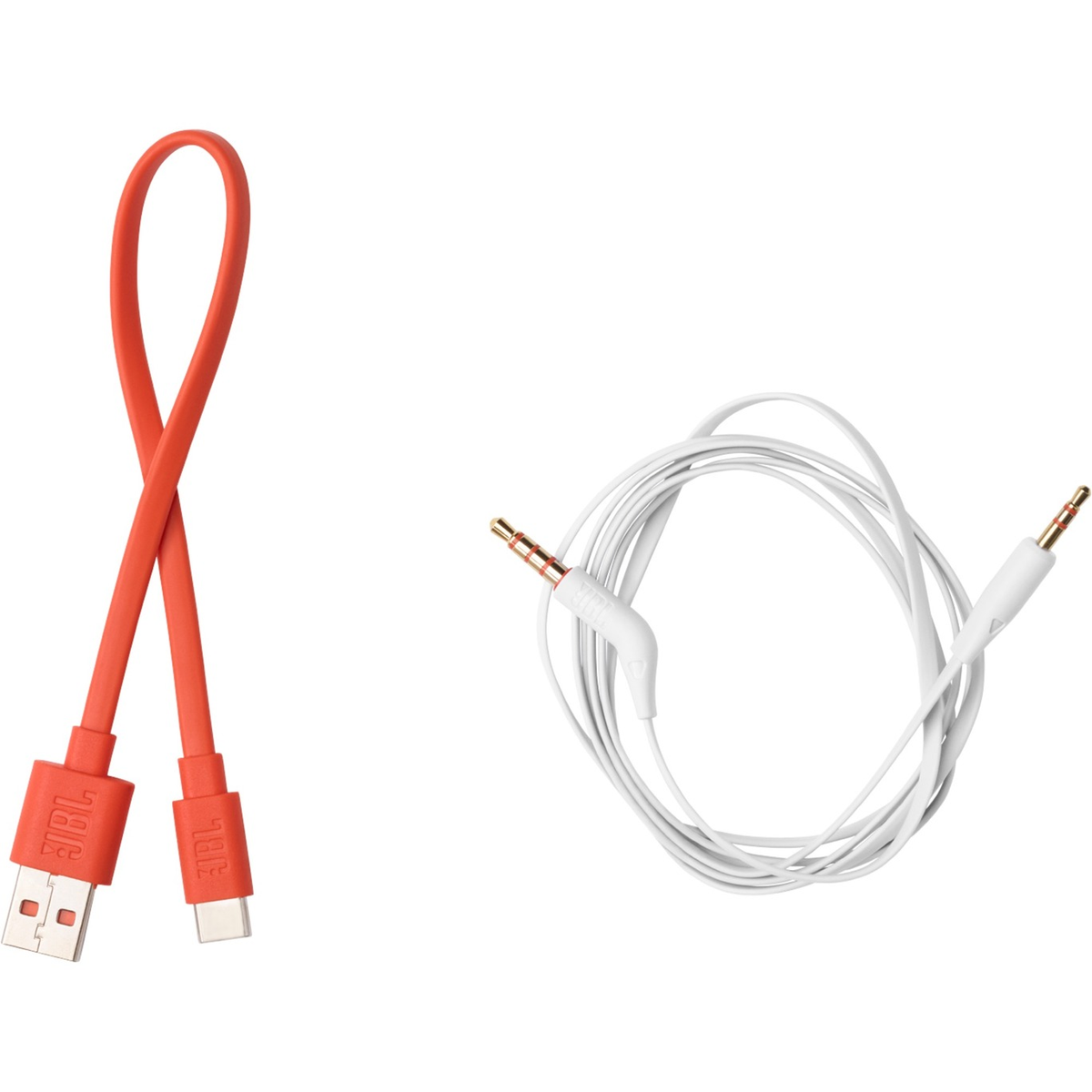Zwei Ladekabel: ein rotes USB-C und ein weißes Kabel mit zwei 3,5-mm-Buchsen.