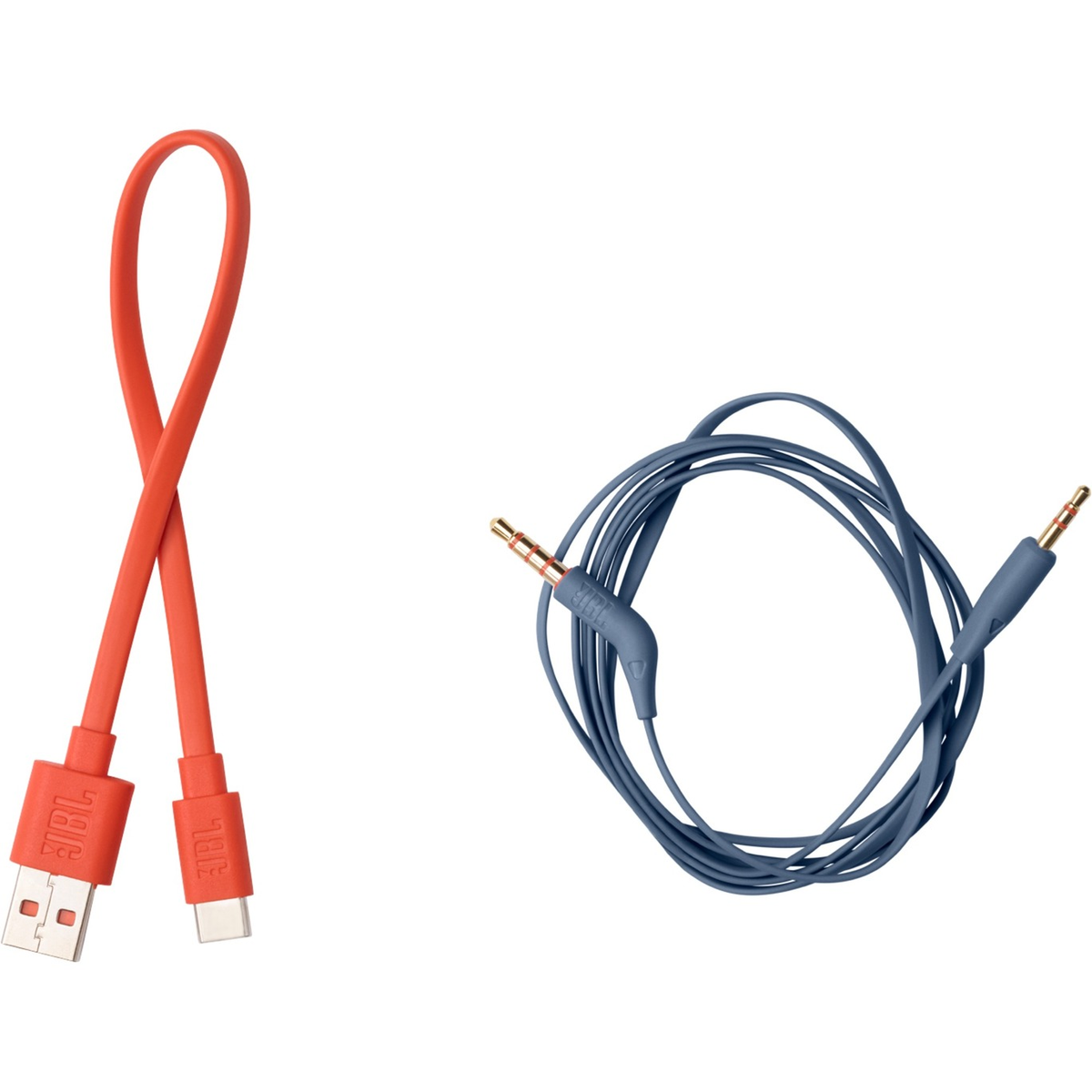 Zwei Ladekabel. Ein rotes USB-auf-USB-C-Kabel und ein blaues AUX-Kabel mit goldfarbenen Steckern. Weißer Hintergrund.