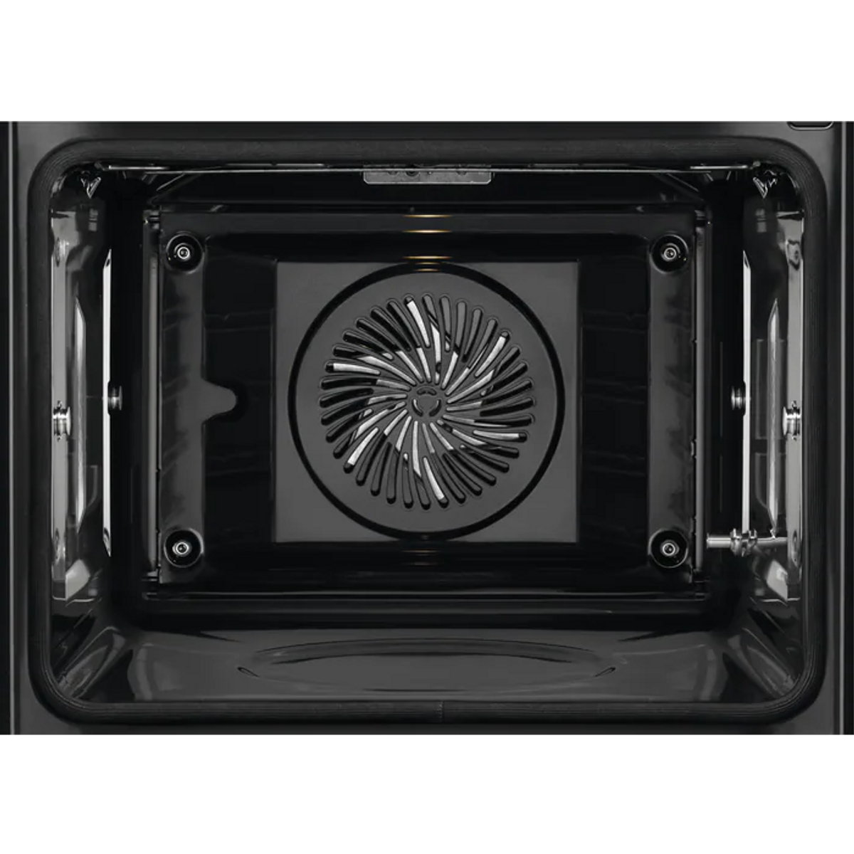 Dentro de un horno negro, se ve un ventilador. El fondo es oscuro.
