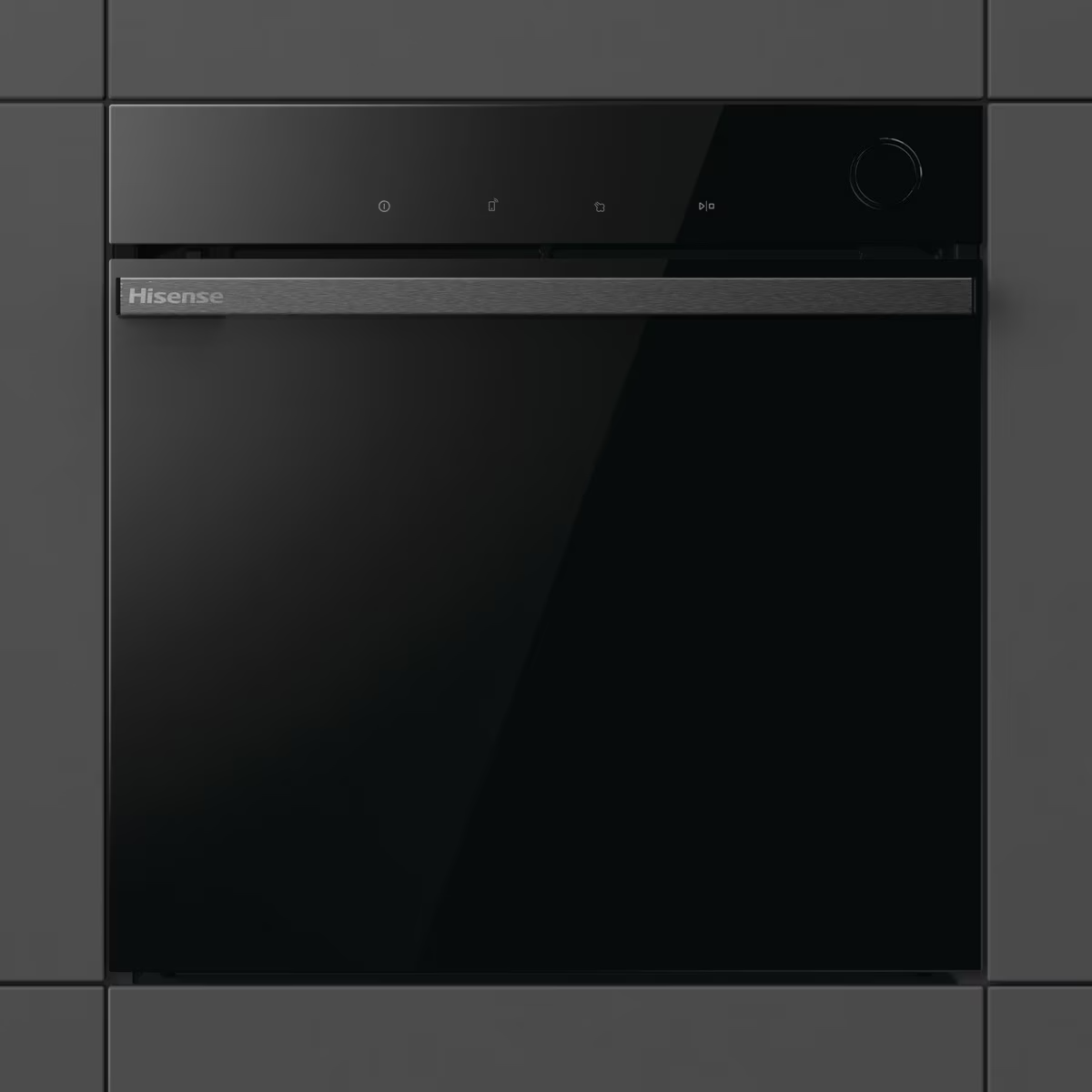 Forno nero da incasso. Display digitale. Logo Hisense. Cornice grigio scuro. Design pulito e moderno.