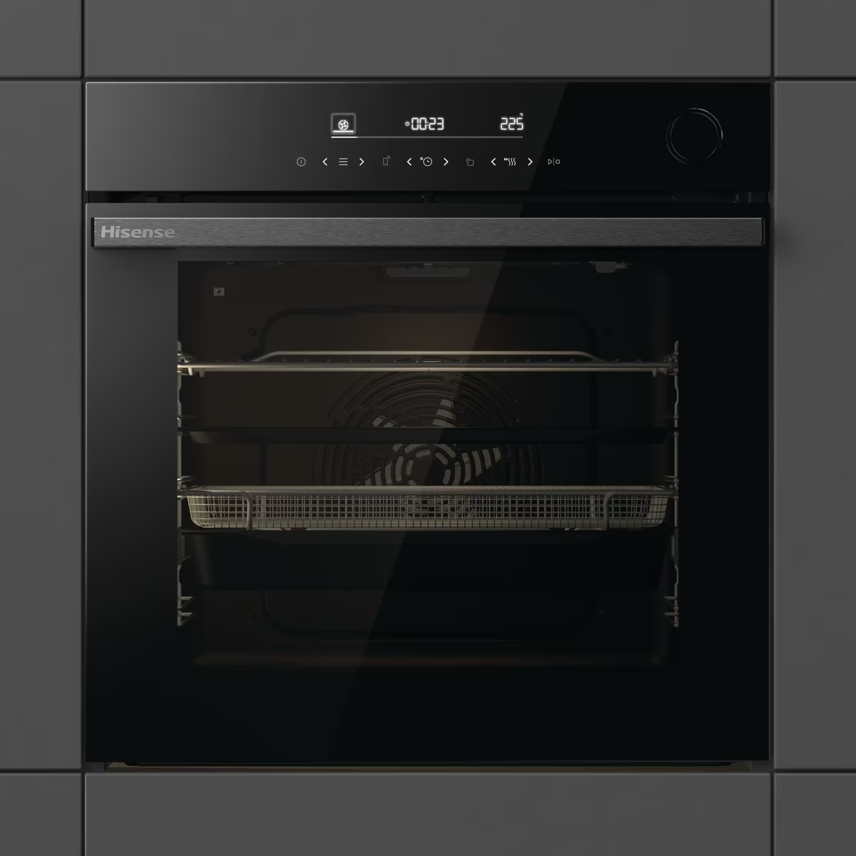 Un forno a incasso nero con display digitale e porta in vetro.