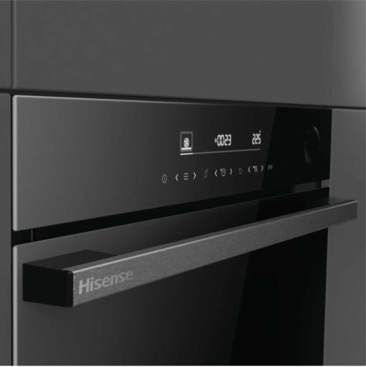 Primo piano di un pannello di controllo del forno nero con maniglia e logo Hisense.