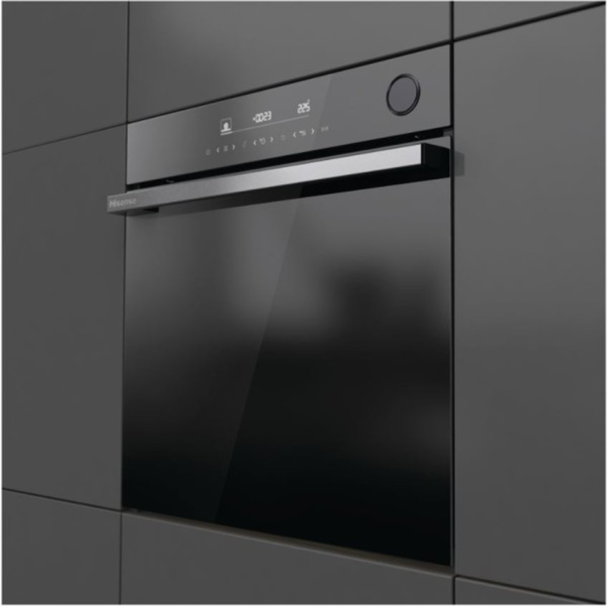Forno nero integrato in un mobile grigio. Il pannello di controllo è sulla parte superiore.