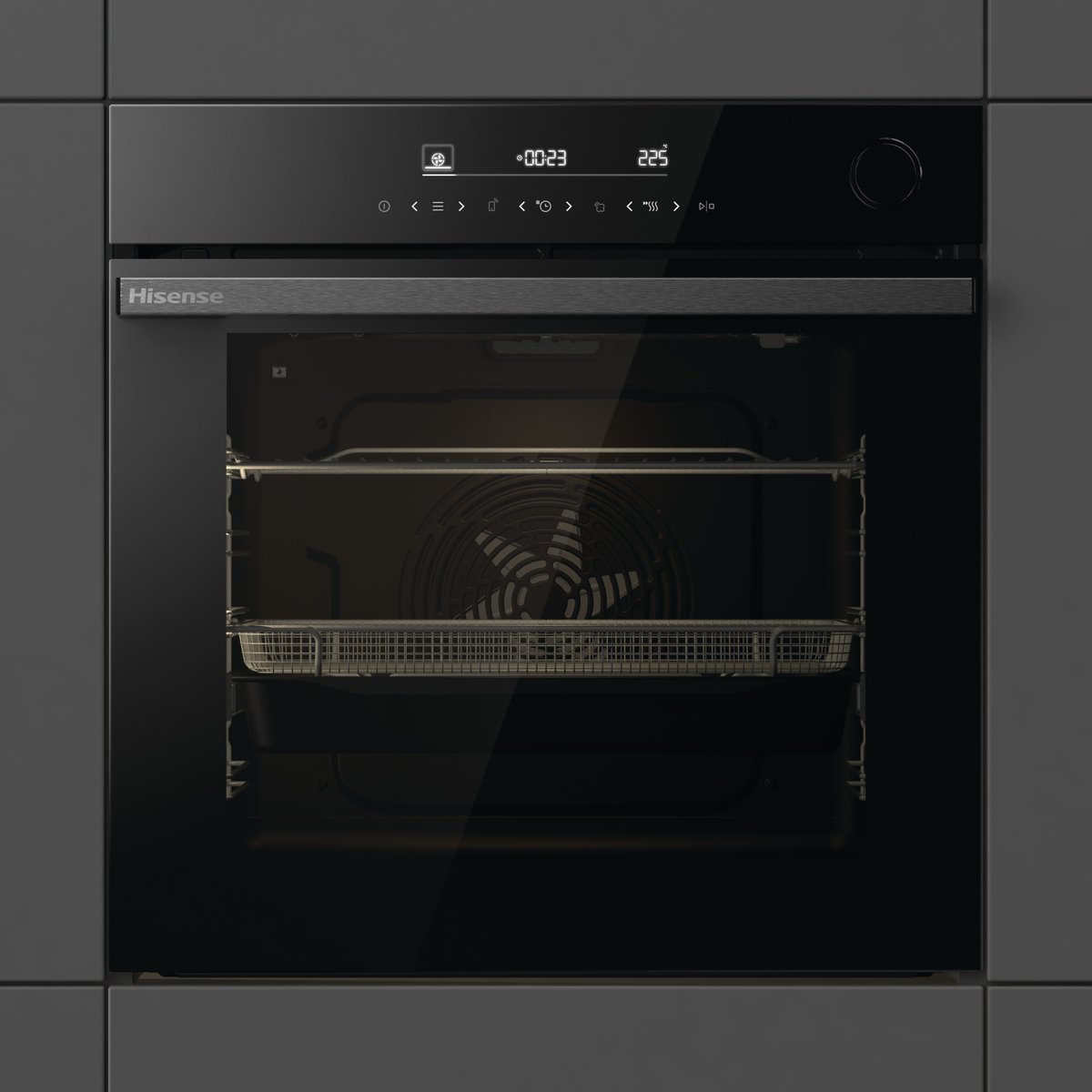 Forno Hisense nero con porta aperta. Interno con due griglie. Il display digitale mostra l'ora.