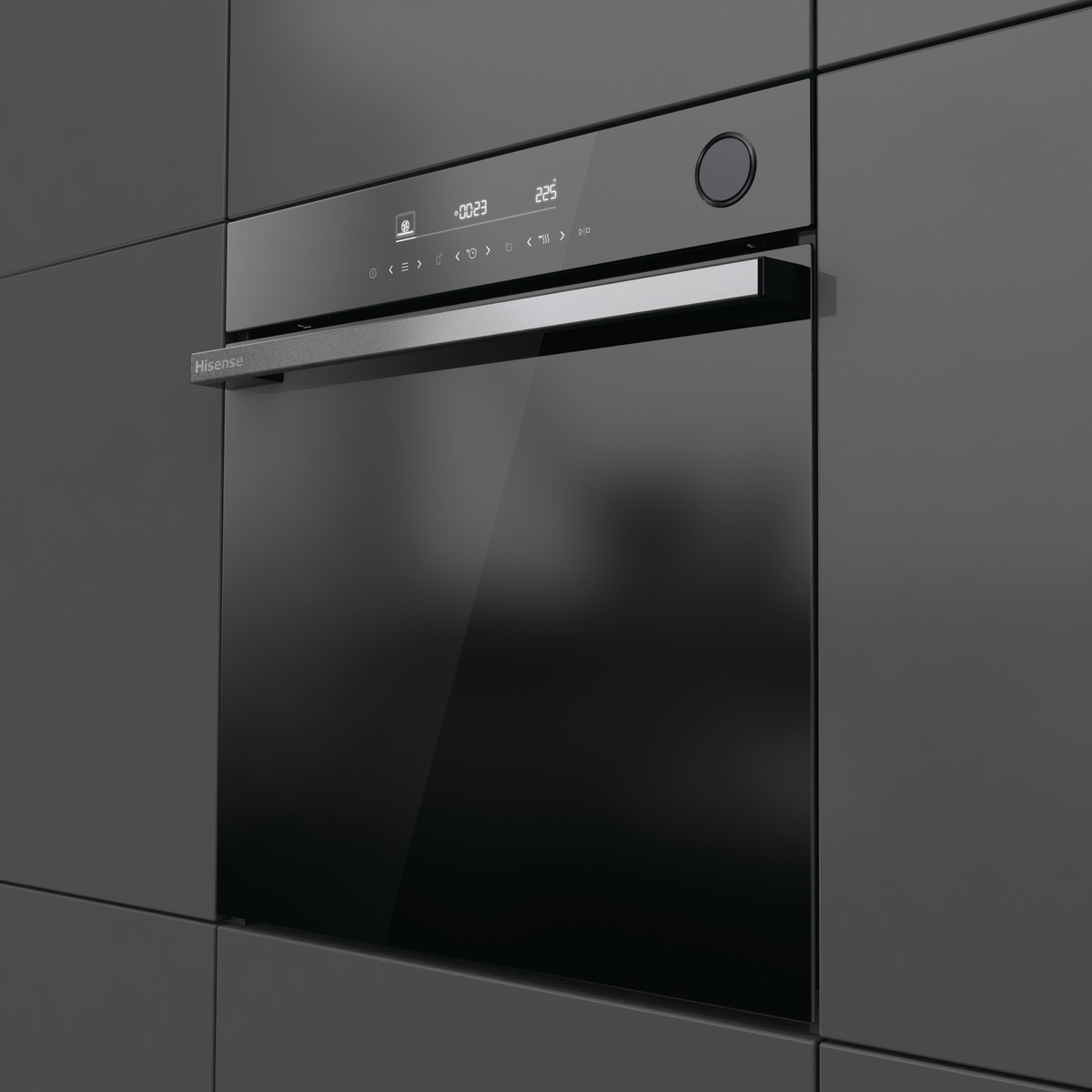 Forno a incasso nero in una cucina scura. La porta del forno è chiusa. Sfondo grigio scuro.