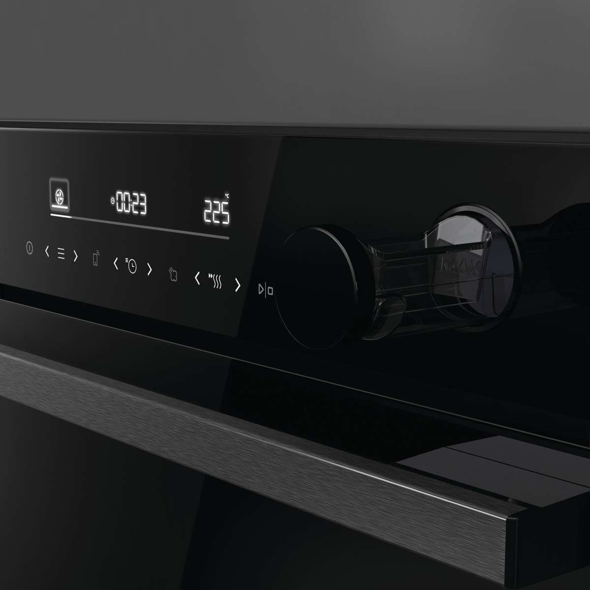 Primo piano del pannello di controllo di un forno nero con display.