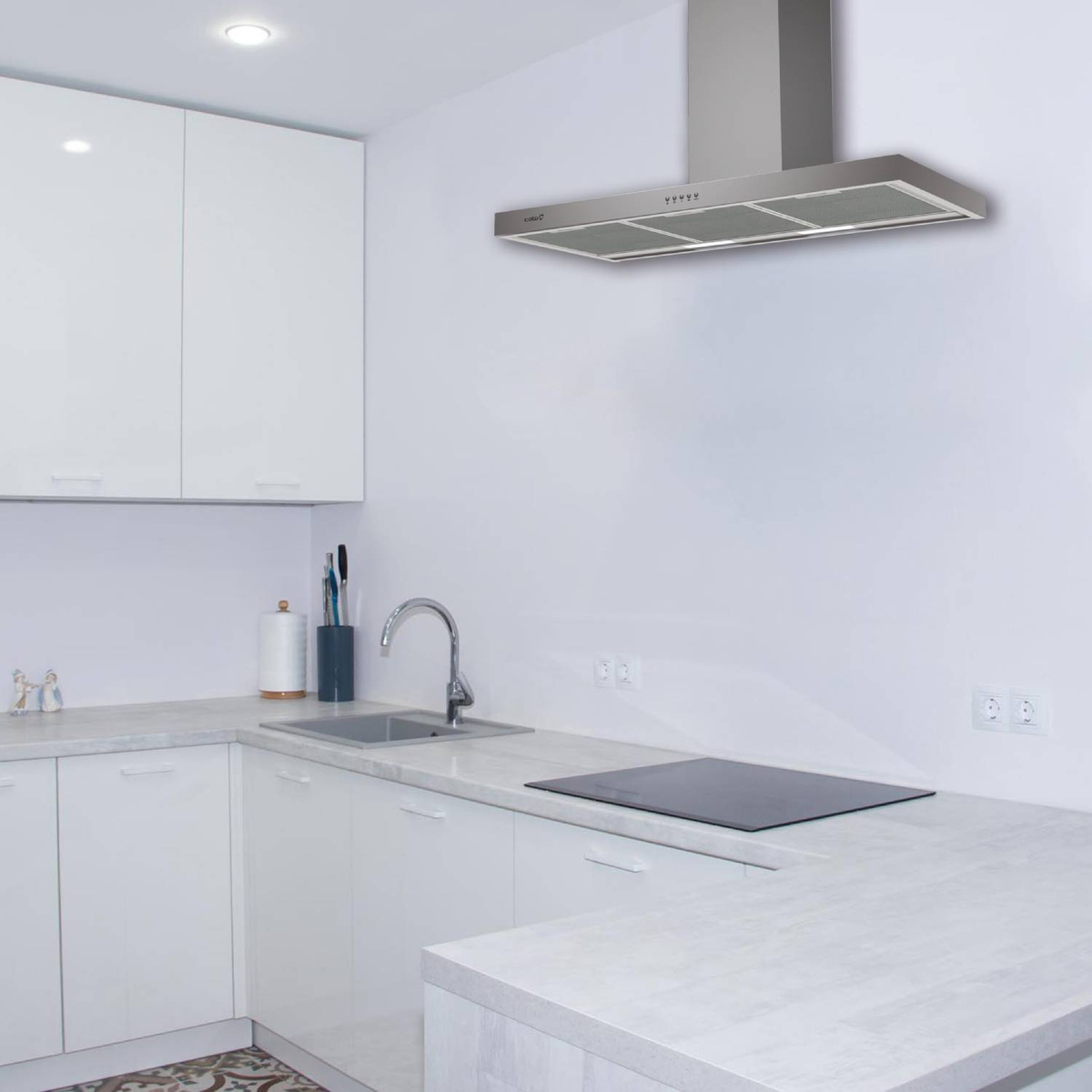Una cucina moderna con mobili e piani di lavoro bianchi. Una cappa argentata è sopra il fornello.