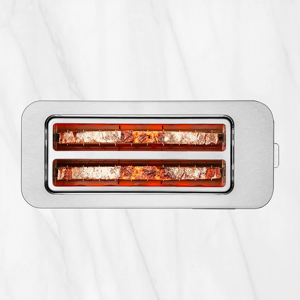 Toster z dwoma otworami. Tostowany chleb widoczny w środku, widok z góry.