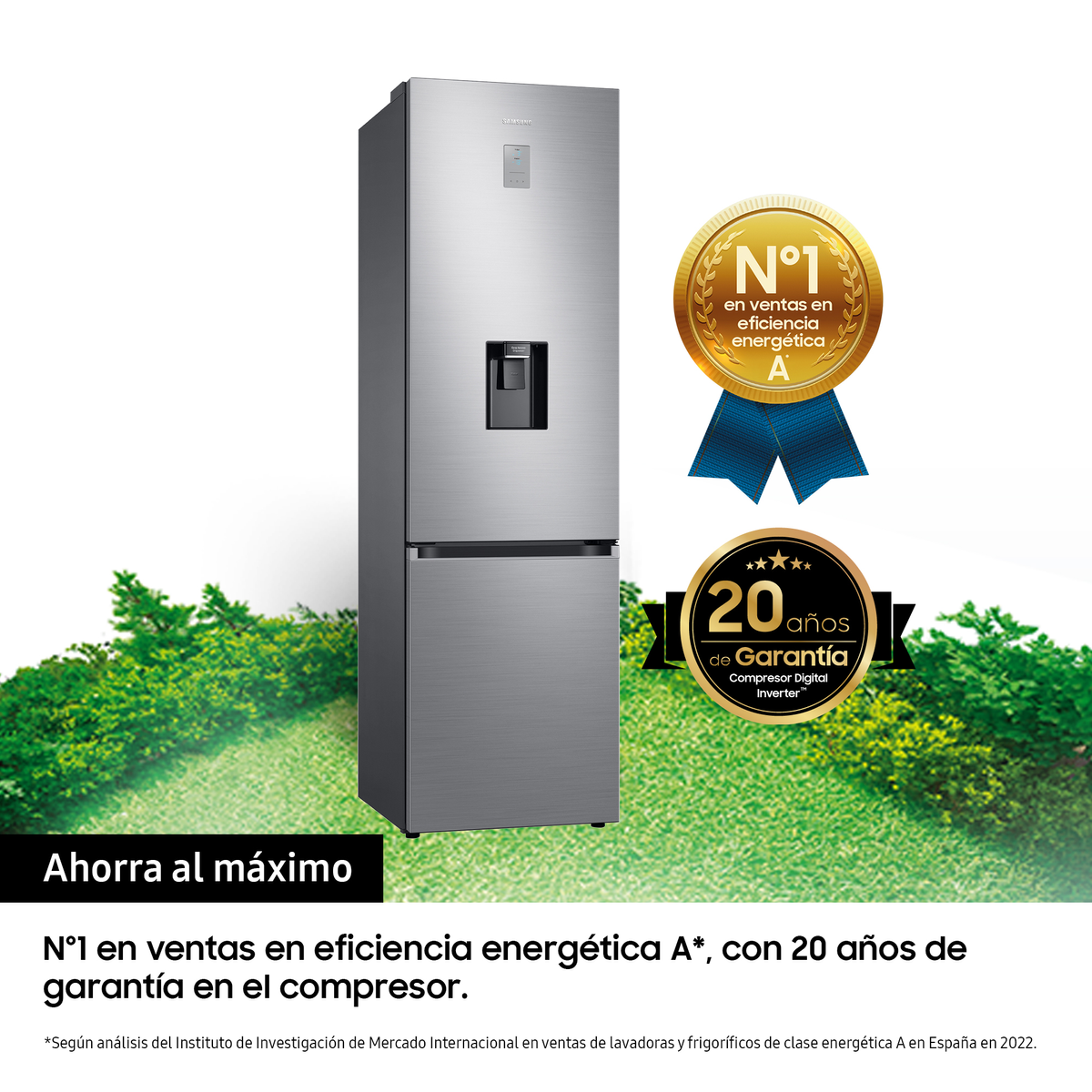 Refrigerador plateado con dispensador de agua, cinta dorada y texto sobre eficiencia energética.