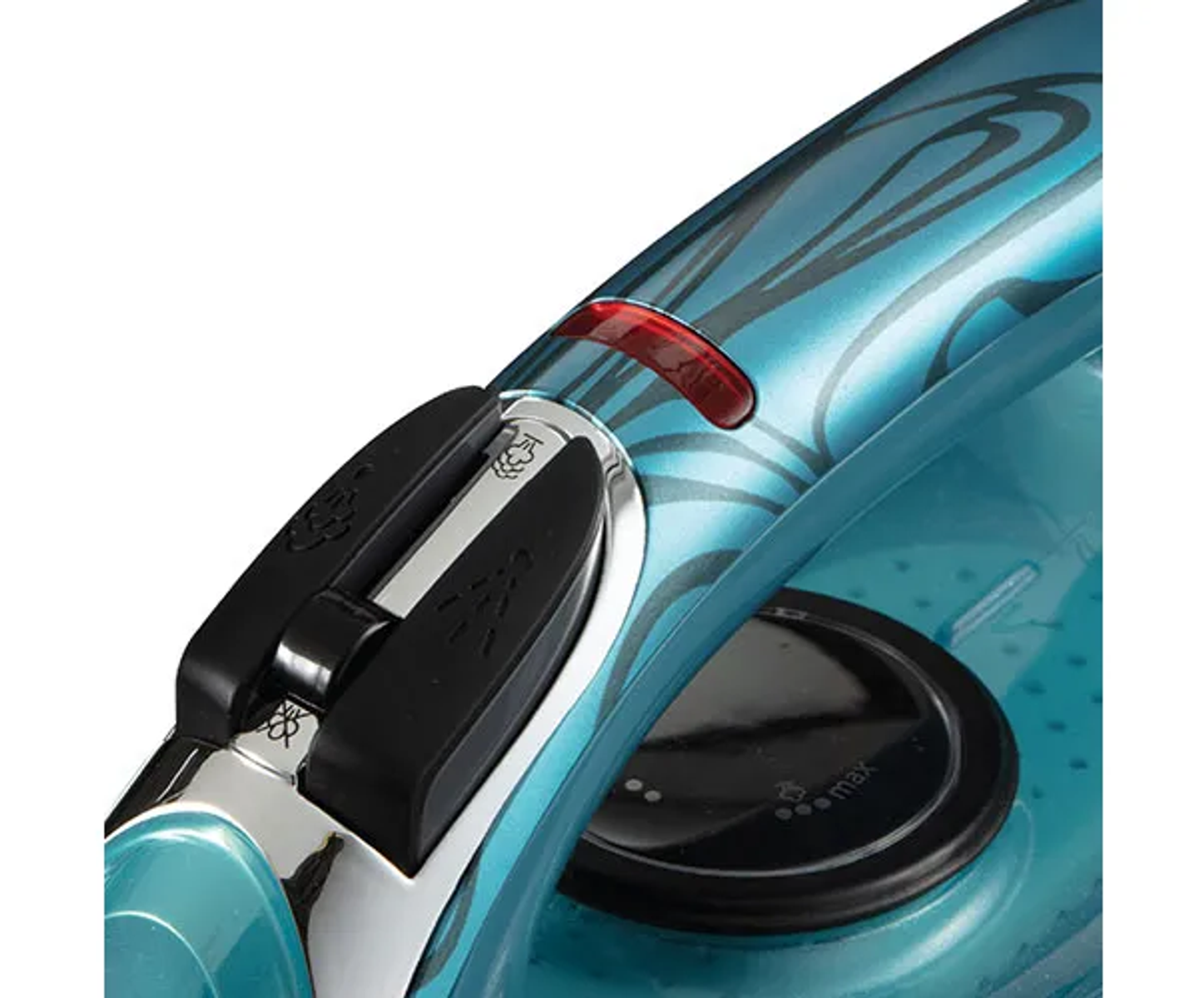 Beyaz bir elektrikli bisikletin arka tekerleğinin ve zincirinin detaylı görünümü.