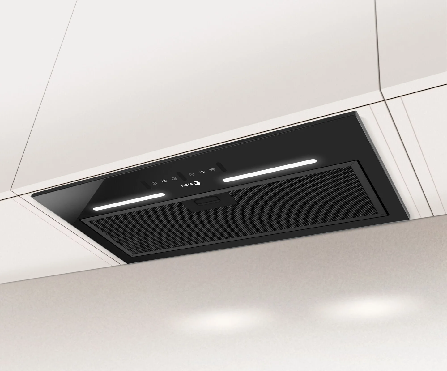 Campana extractora negra con luces, instalada en armarios de cocina blancos.