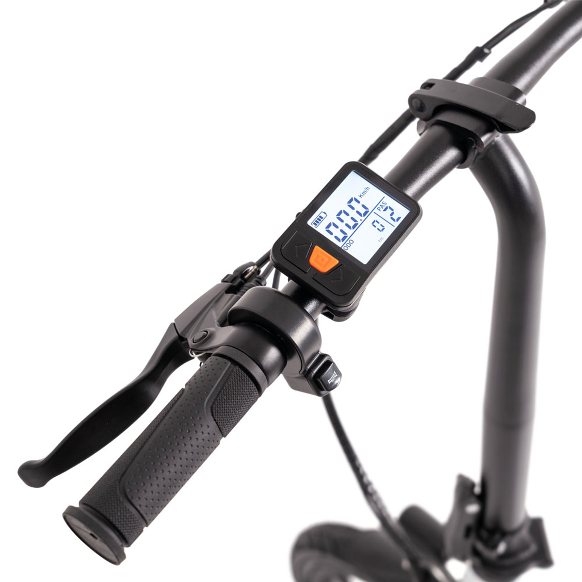 Kierownica roweru z wyświetlaczem pokazującym prędkość. Kierownica jest czarna. Białe tło.