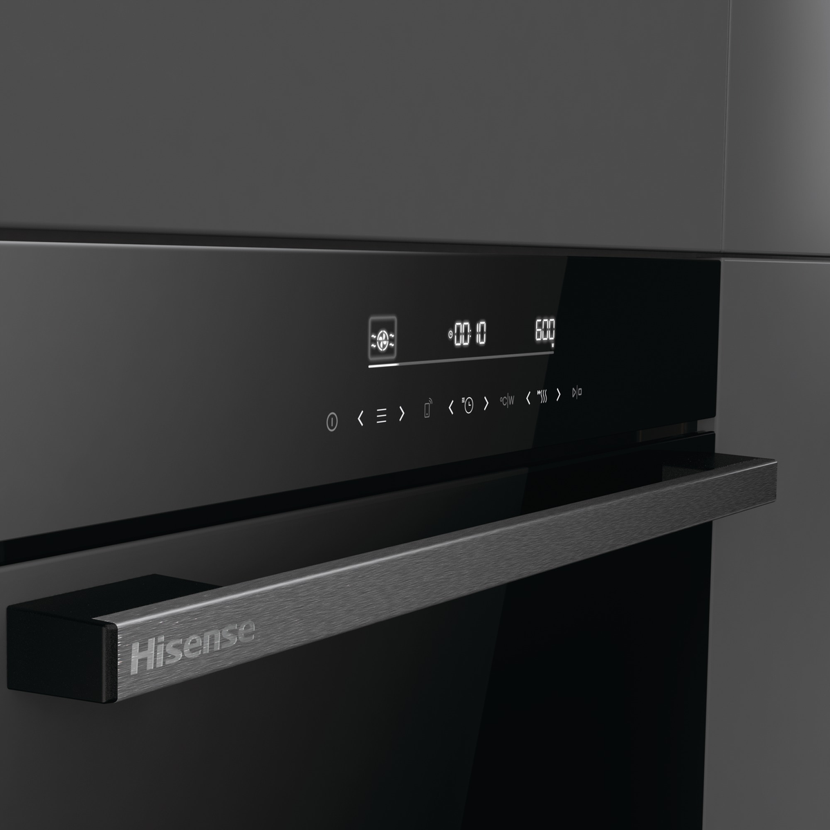 Forno nero con maniglia metallica, display. Sfondo grigio.