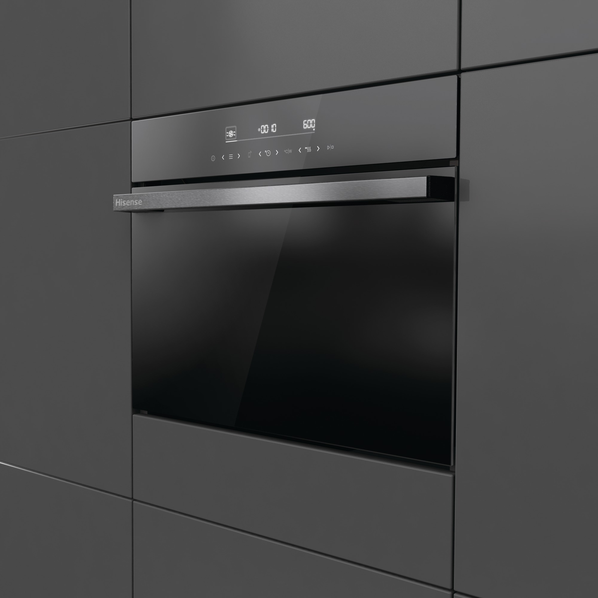 Un forno nero a incasso, montato in una parete grigio scuro. Ha un display digitale e una maniglia.