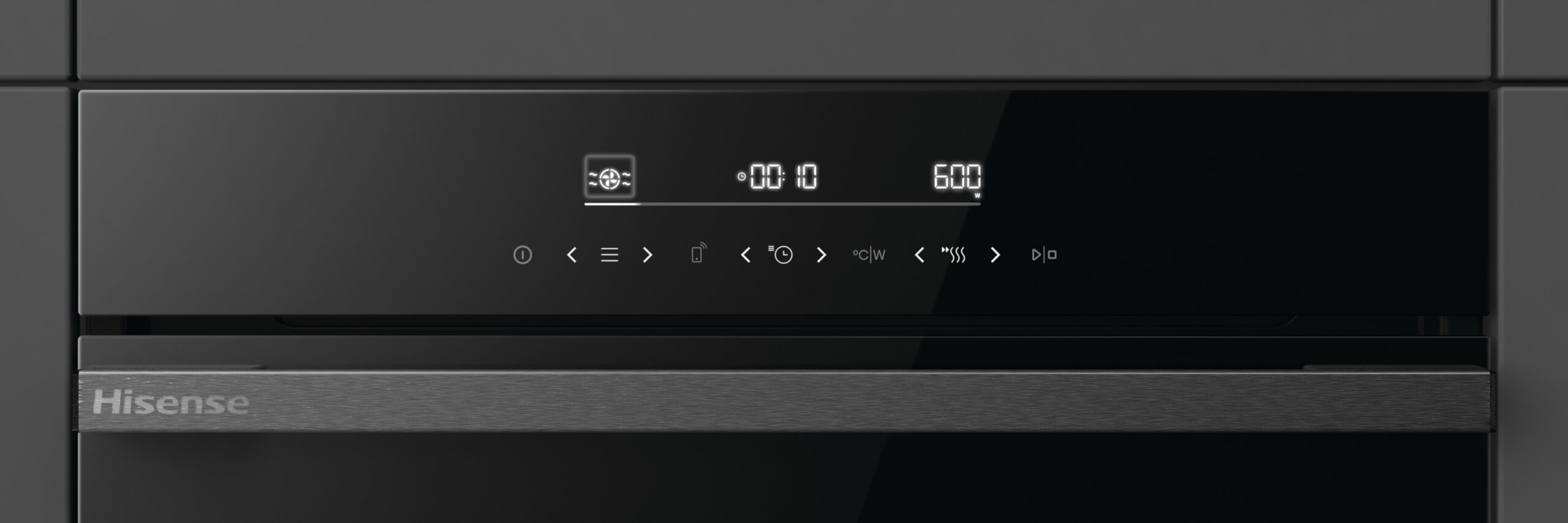 Pannello comandi forno nero con display che mostra ora e impostazioni, logo Hisense sotto e icone.