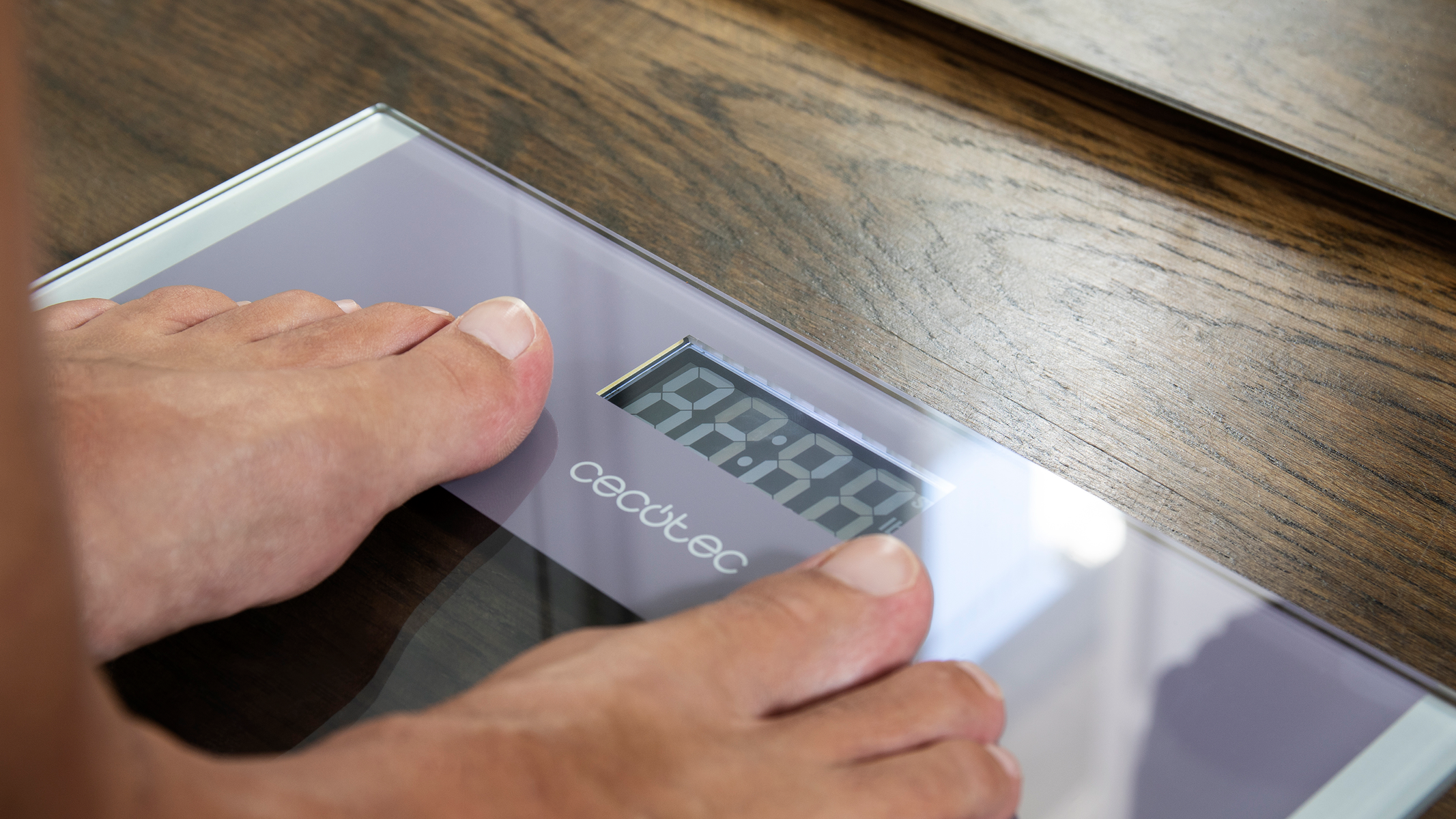 Stopy na wadze cyfrowej. Wyświetlacz pokazuje wagę.