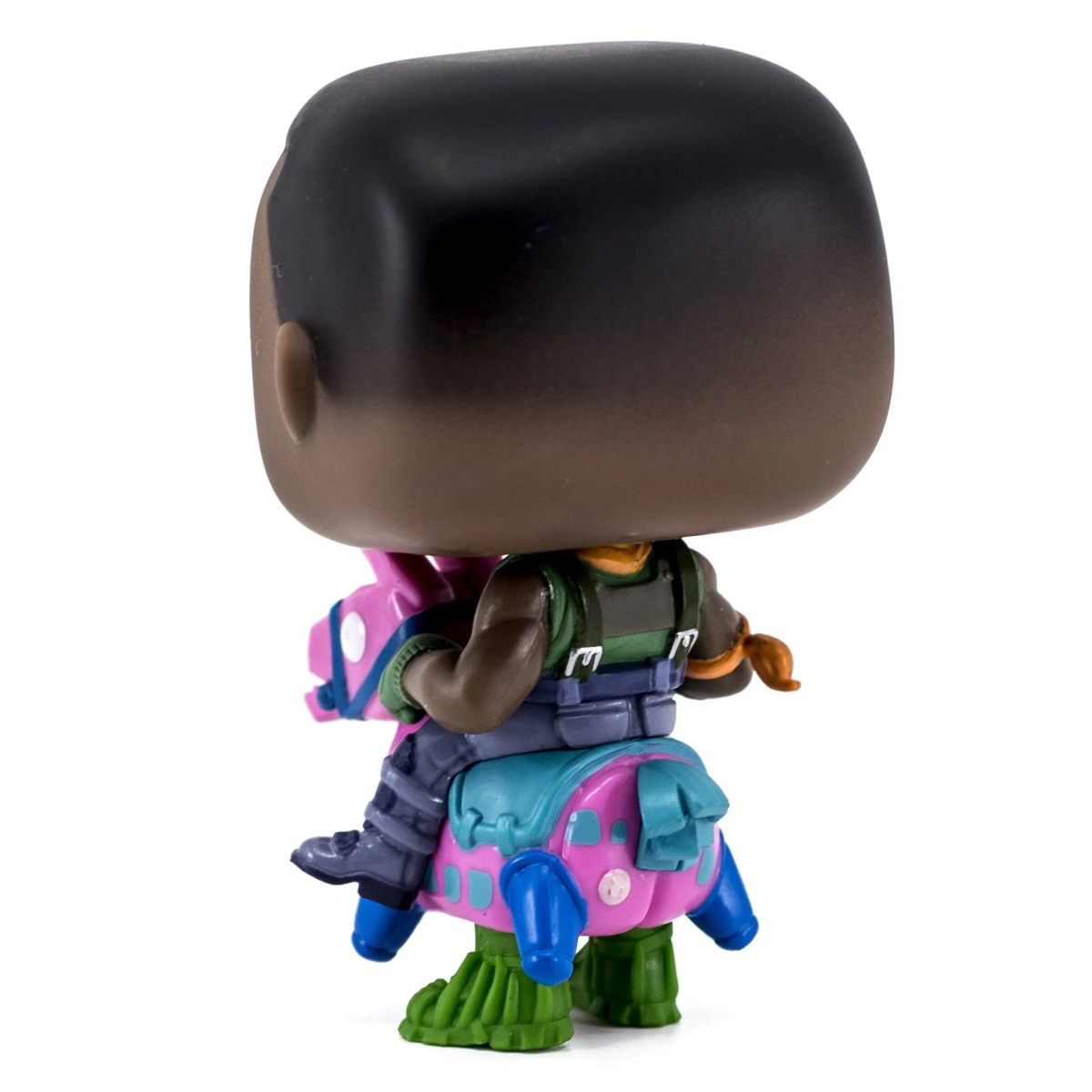 Figurka Fortnite na lamie. Fioletowa i niebieska lama, zielona podstawa trawiasta. Białe tło.