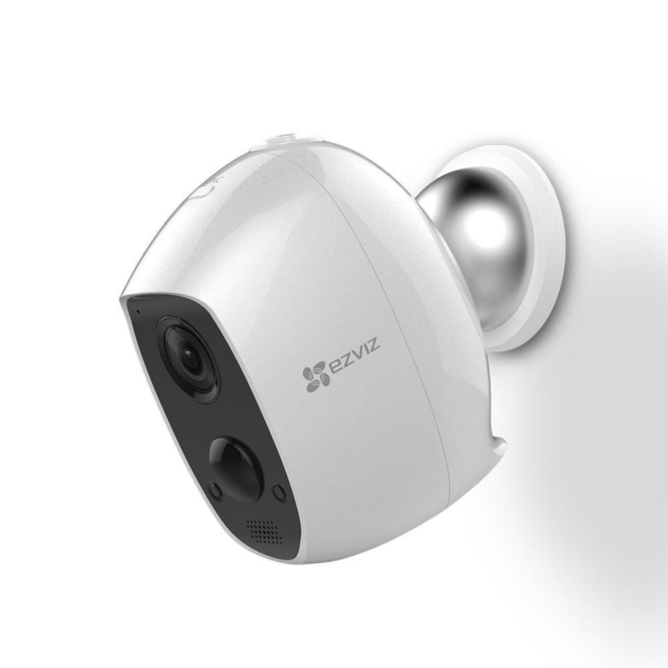 Biała kamera bezpieczeństwa EZVIZ zamontowana na ścianie, widok pod kątem.