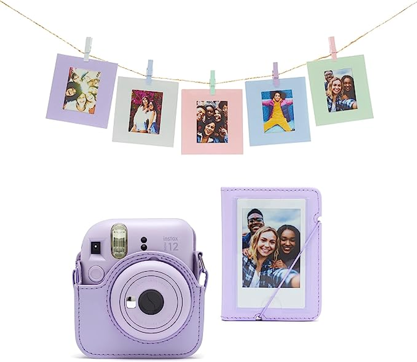 Una cámara Instax morada con funda, un álbum de fotos y fotos colgadas con pinzas.