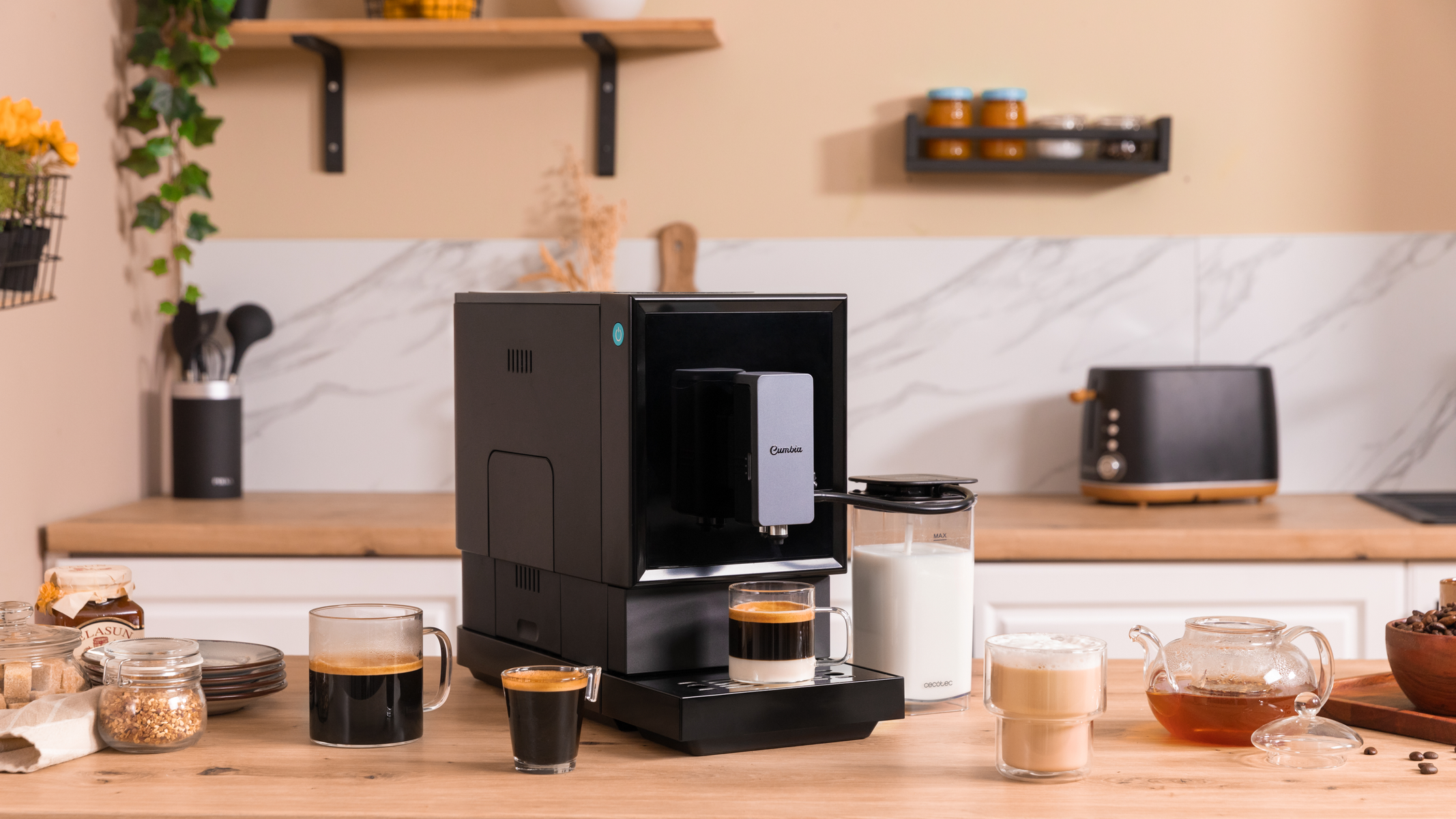 Eine Kaffeemaschine mit Kaffeetassen, Milchkännchen und einem Toaster auf einer hölzernen Küchentheke.