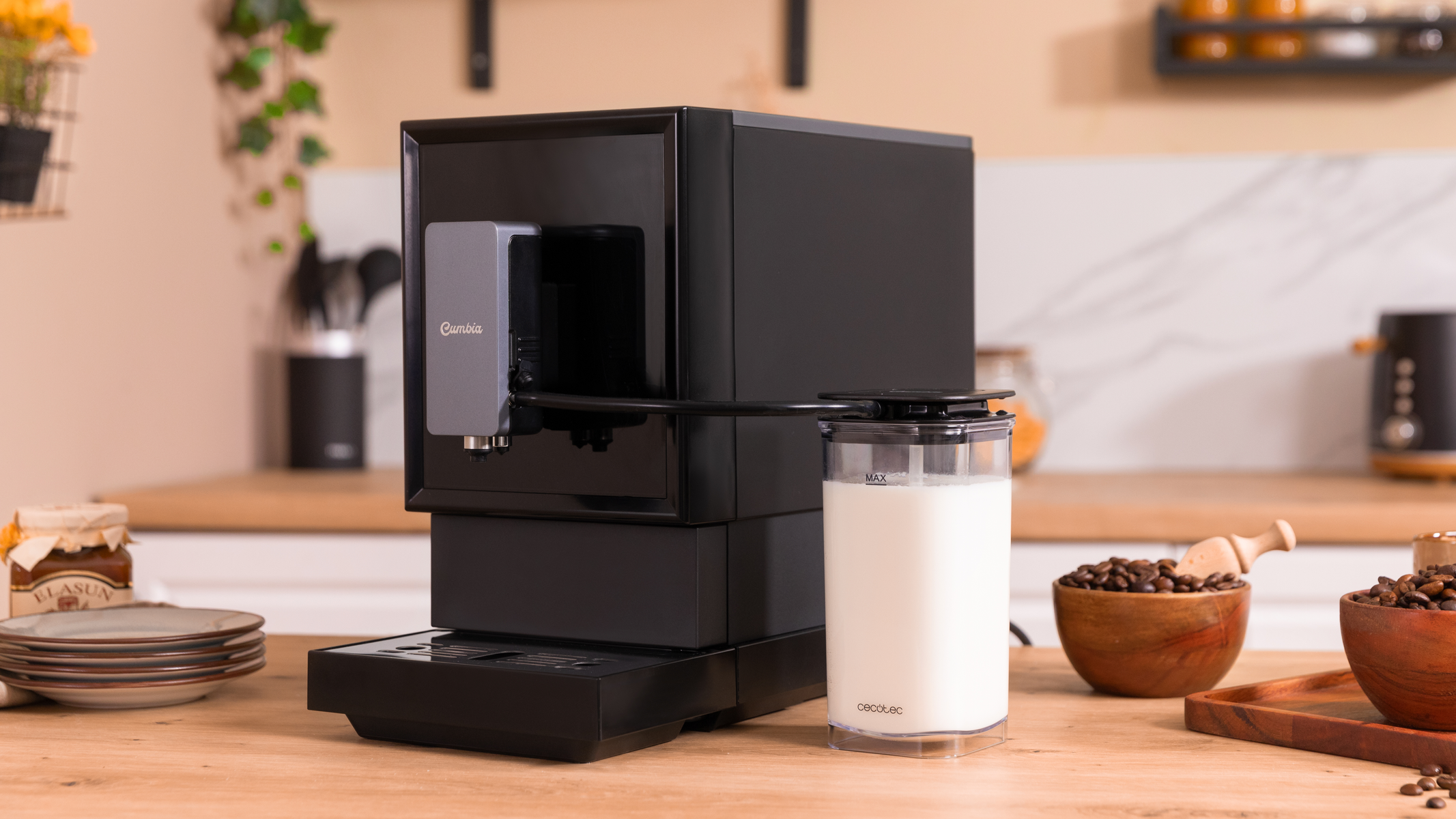 Schwarze Kaffeemaschine mit Milchbehälter. Kaffeebohnen und Gläser auf dem Holztisch.