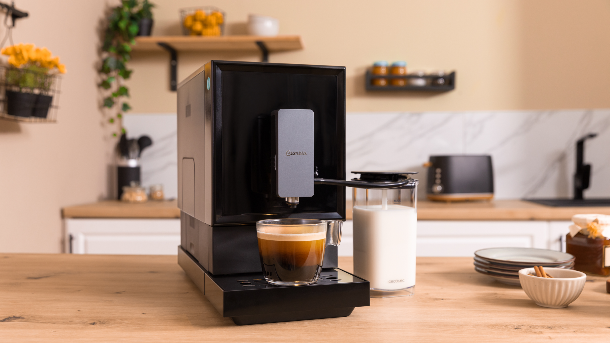 Schwarze Kaffeemaschine auf Holz-Arbeitsplatte. Eine Tasse Kaffee, Milch und eine Küchenszene.