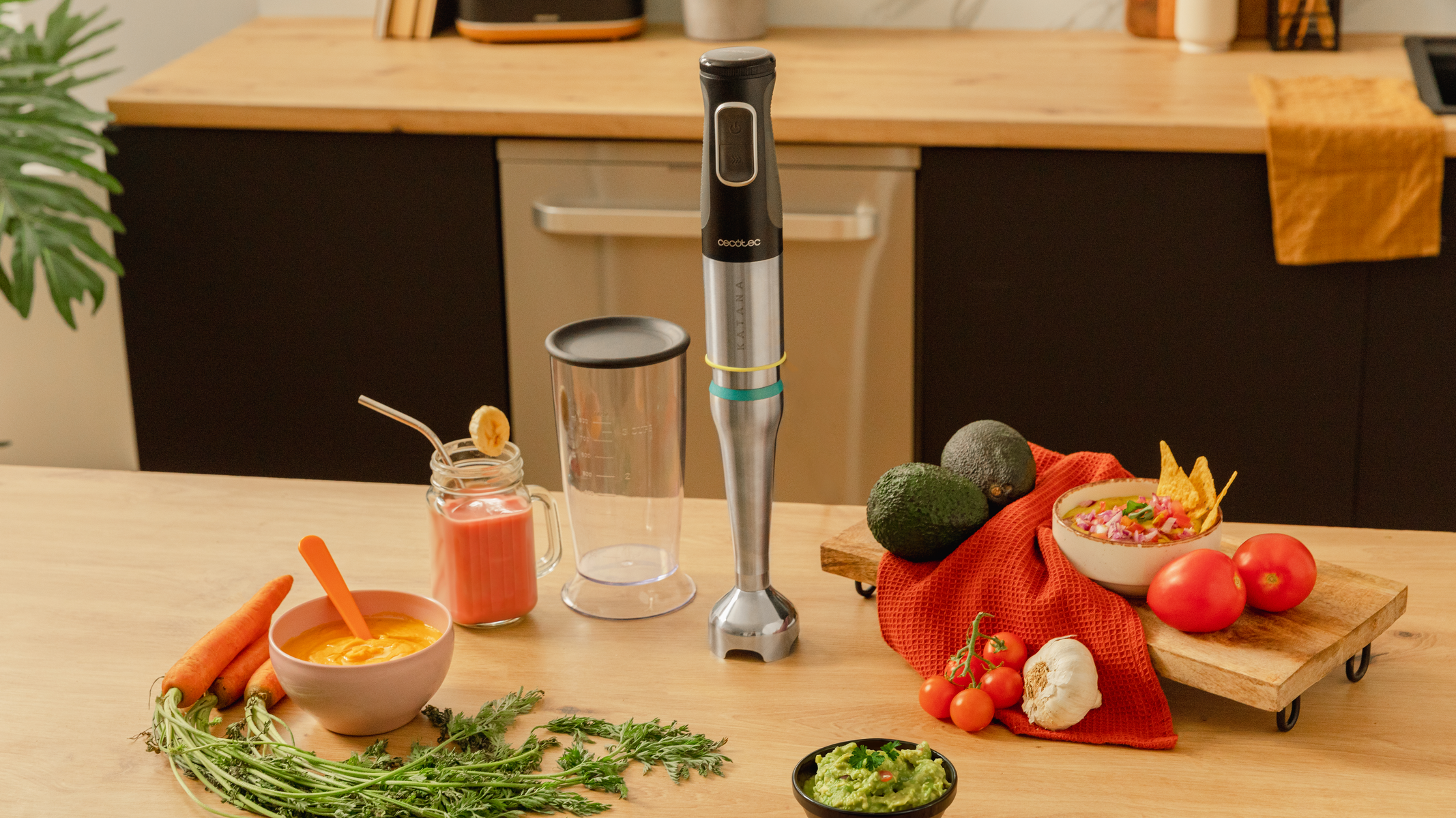 Blat kuchenny z blenderem, warzywami i gotowym jedzeniem. Scena jest dobrze oświetlona.