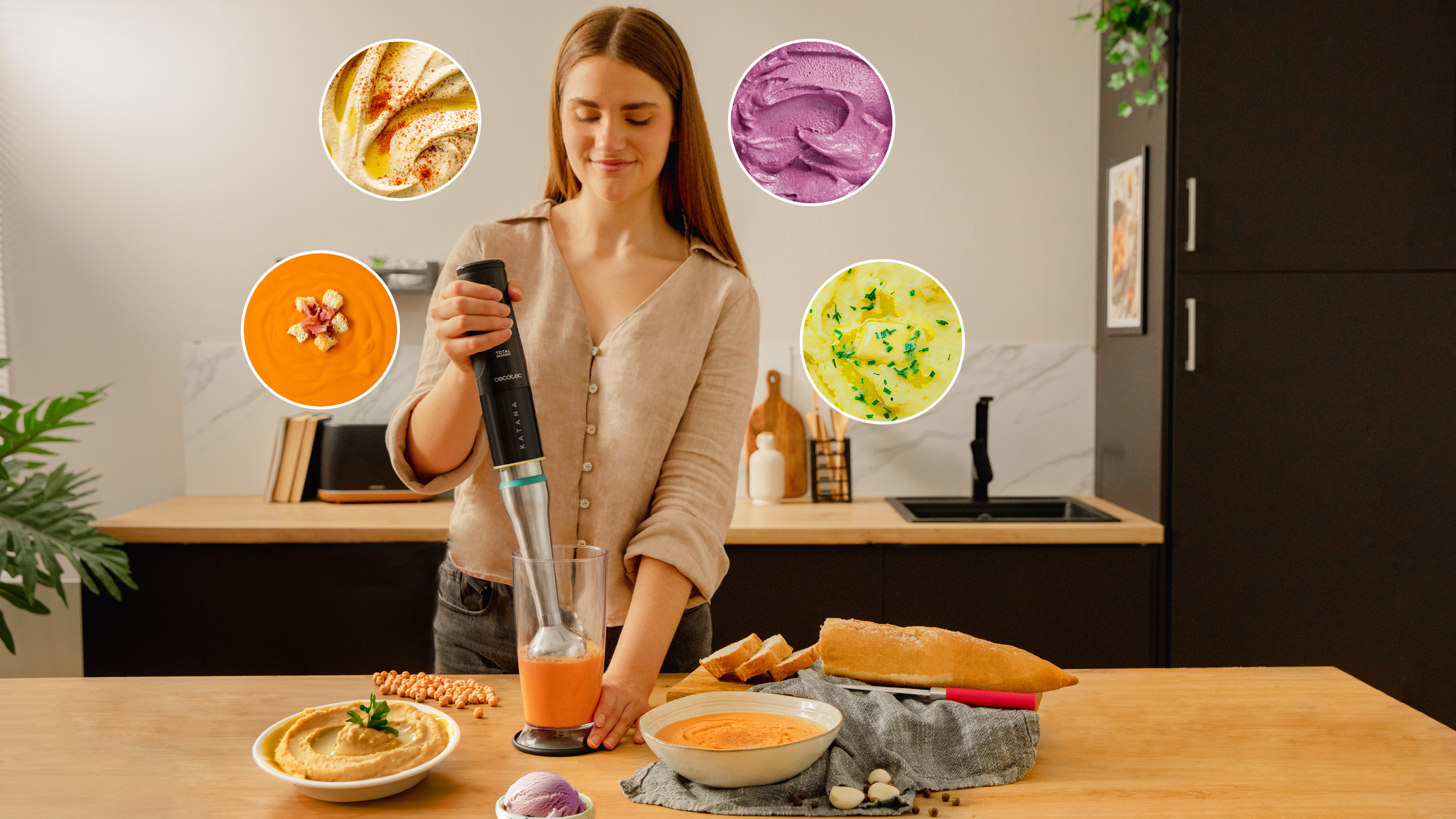 Kobieta z blenderem i różnymi próbkami jedzenia. Blender jest w szklance. Widoczny chleb i składniki.
