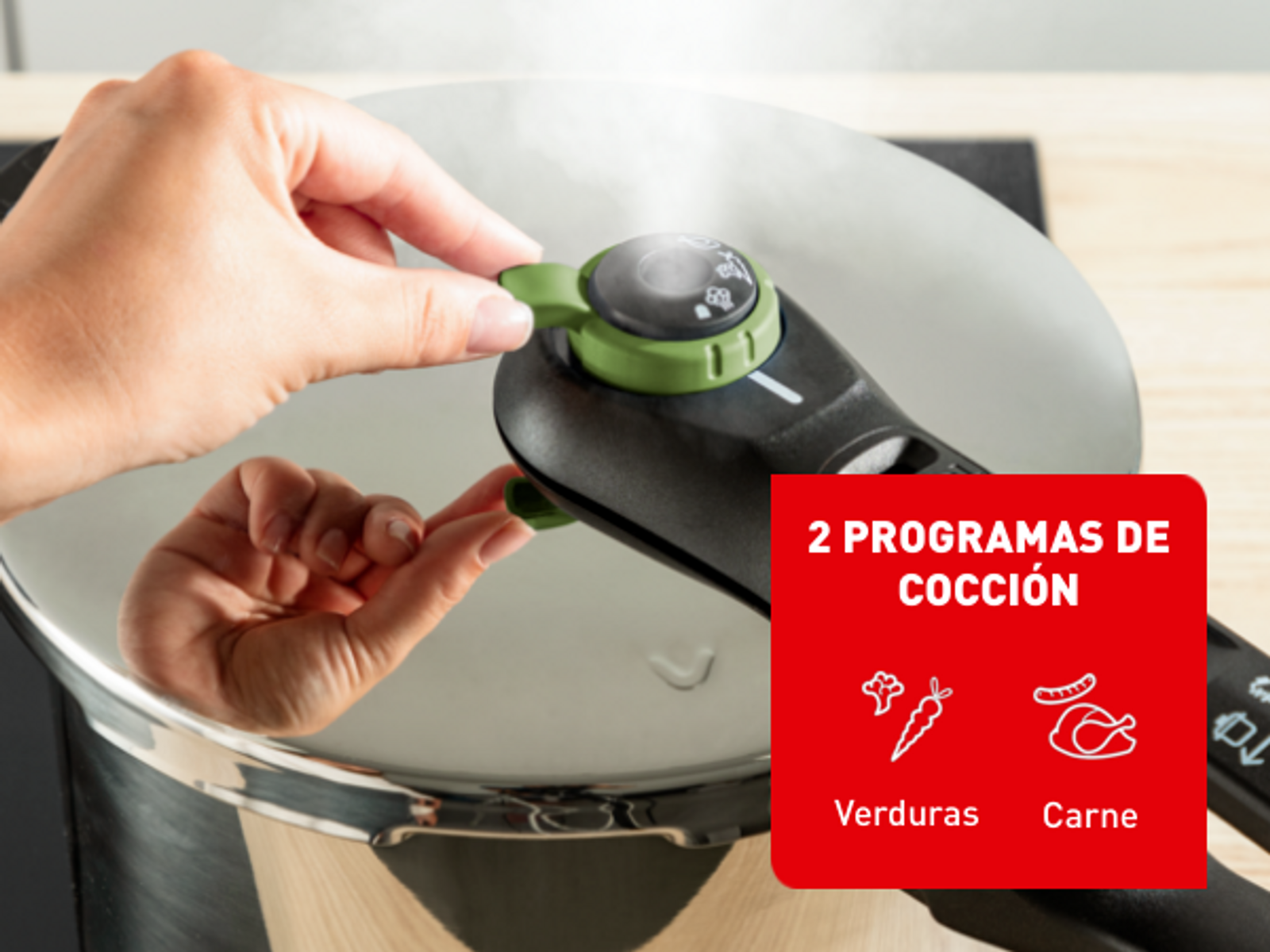 Una mano ajusta la válvula de una olla a presión. Un recuadro rojo muestra iconos de verduras y carne.