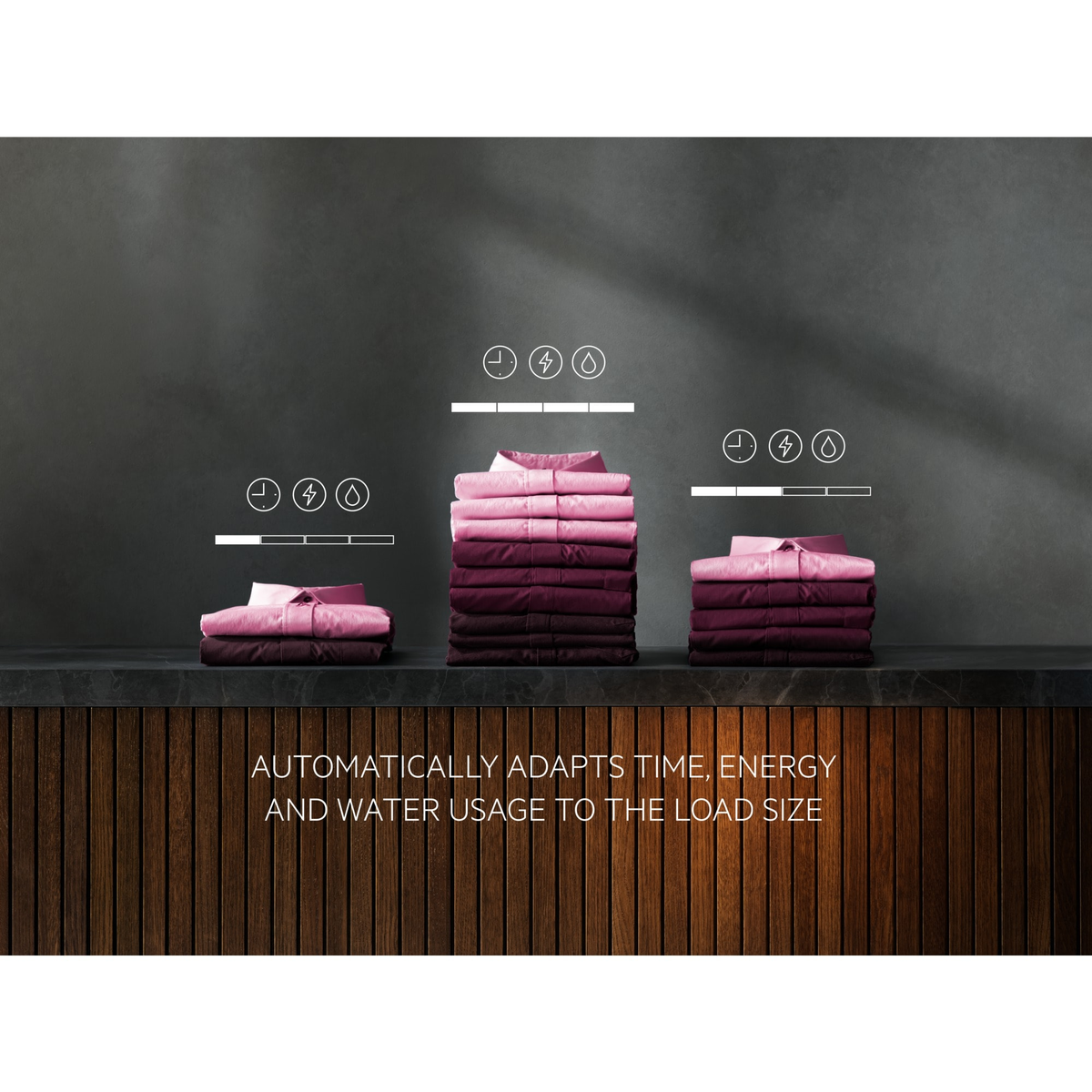 Koszule złożone na powierzchni z tekstem: Automatycznie dostosowuje czas, energię i zużycie wody.