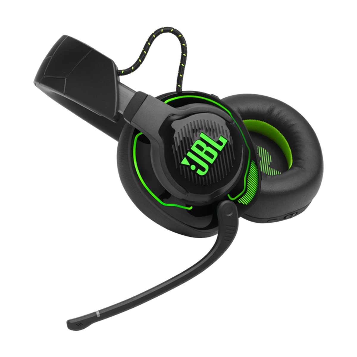 Czarny i zielony zestaw słuchawkowy do gier JBL z mikrofonem. Zestaw słuchawkowy jest na czarnym tle.