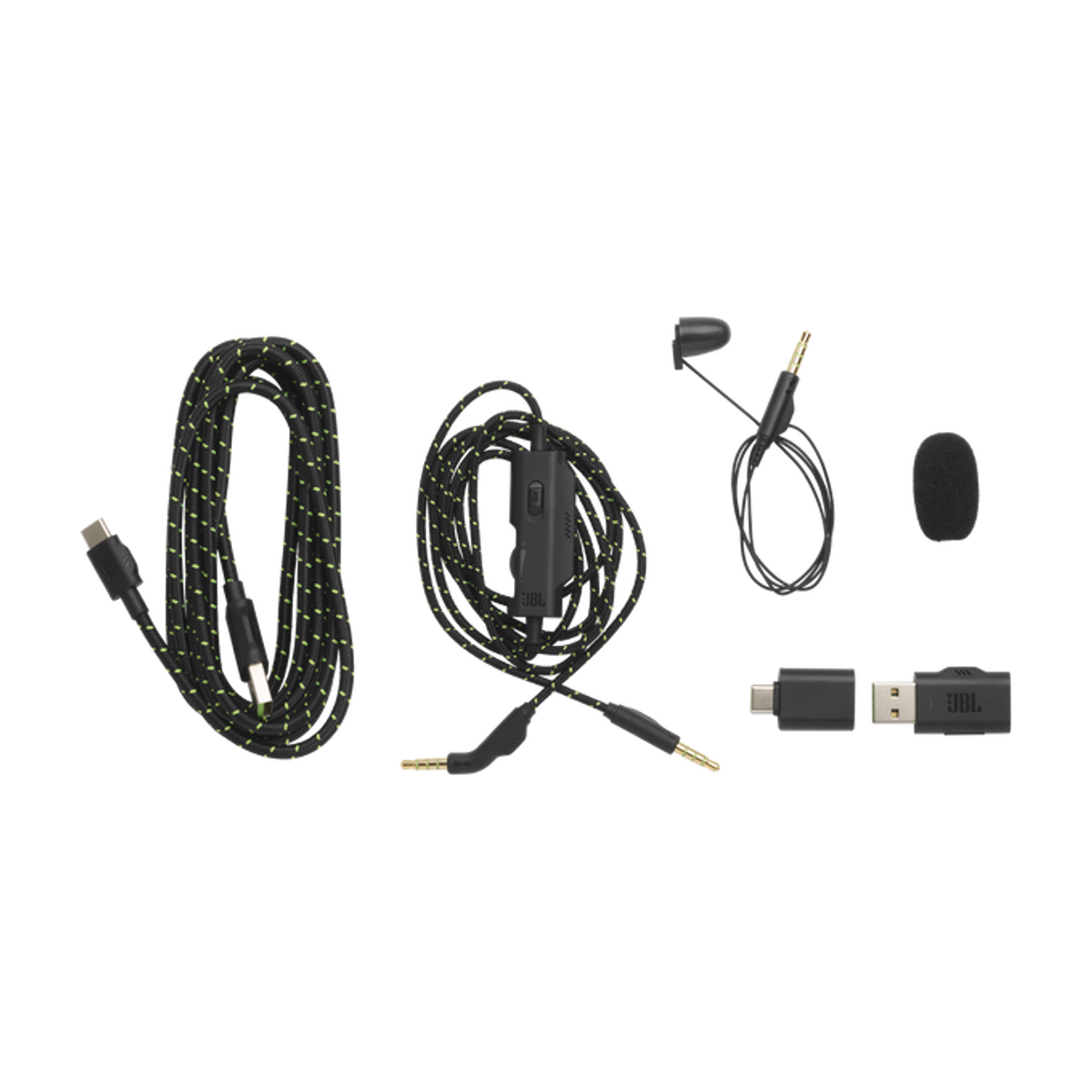 Akcesoria do zestawu słuchawkowego JBL: kabel, mikrofon i adaptery.