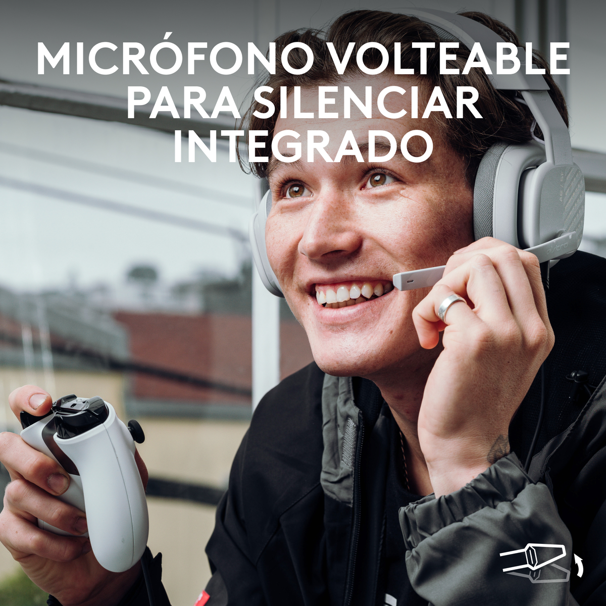 Mann mit Headset und Mikrofon, hält einen Gamecontroller.