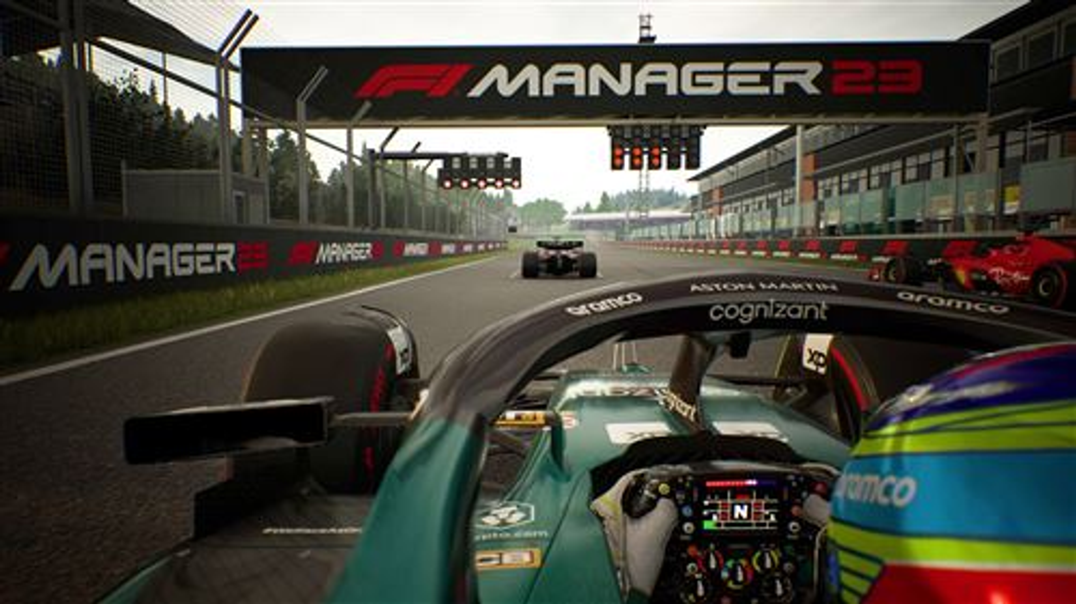 Un coche de carreras de Fórmula 1 en una pista, con un letrero que dice 'MANAGER 23'.