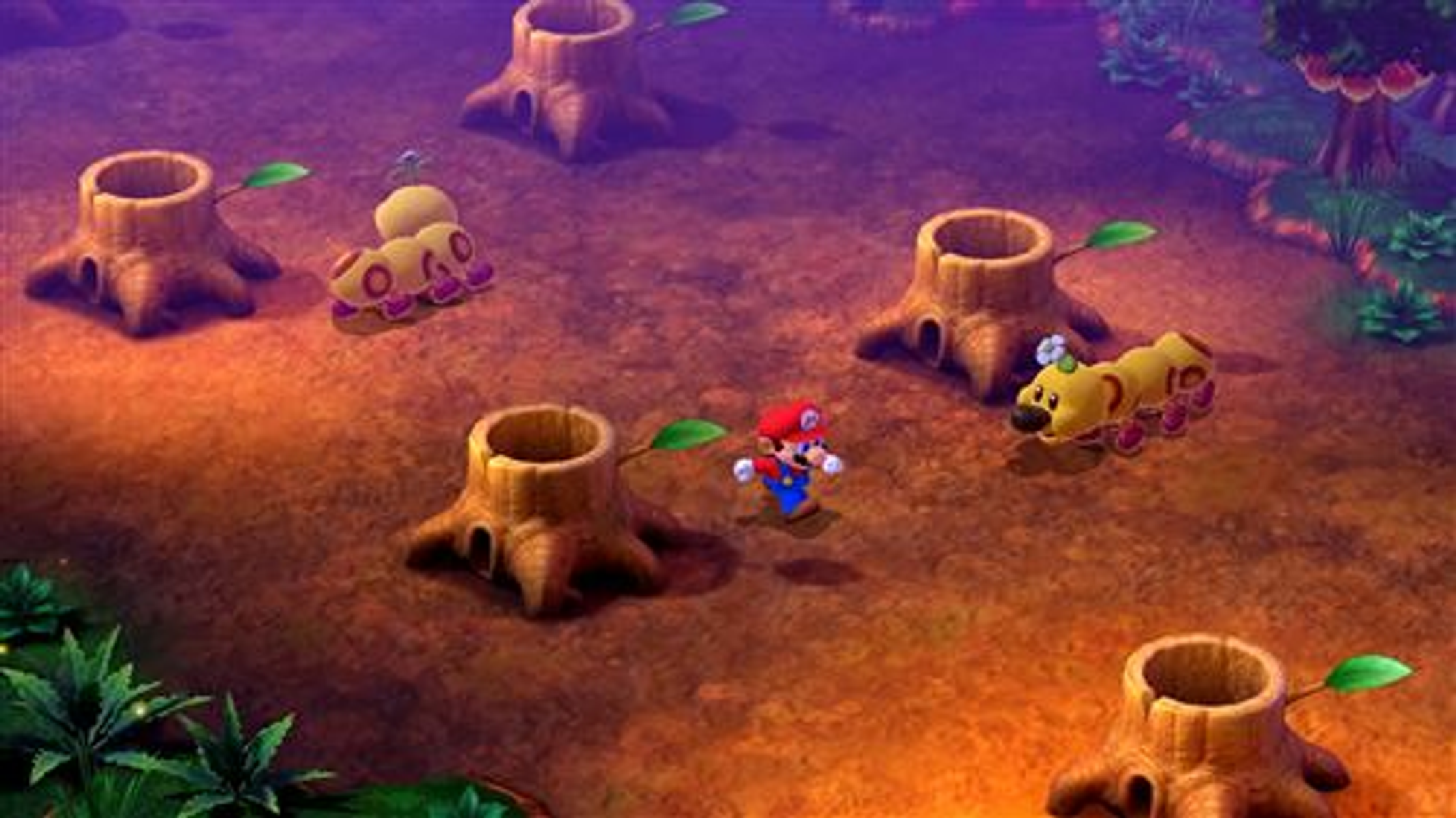 Scena z gry Mario Party. Mario biegnie przez las z pniakami i stworzeniami podobnymi do gąsienic.